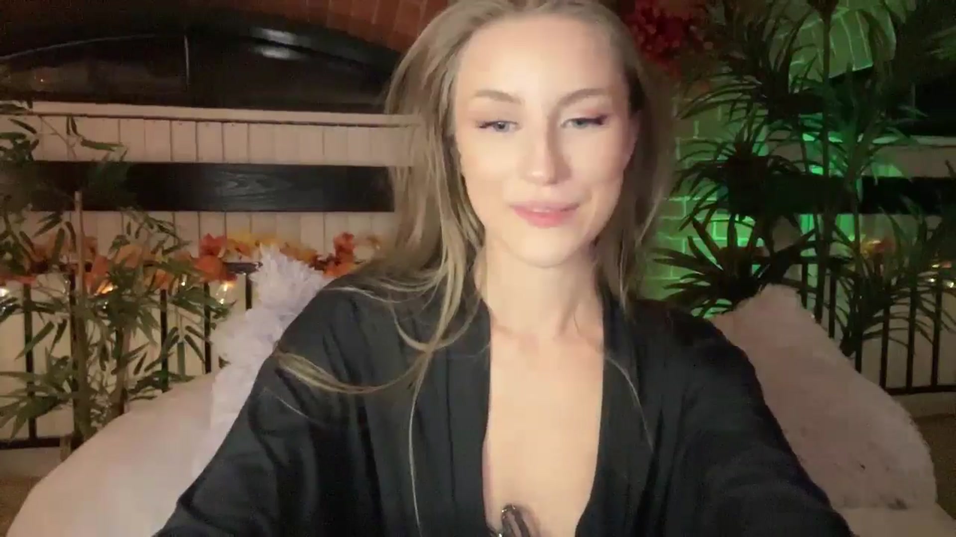 Gallery image thumbnail from Luna_Moore1's myfreecams stream on, 11/21/2024, 24:01 image 8 of 20