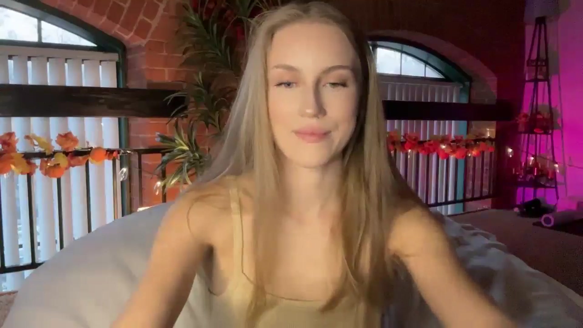 Gallery image thumbnail from Luna_Moore1's myfreecams stream on, 11/22/2024, 21:45 image 7 of 20
