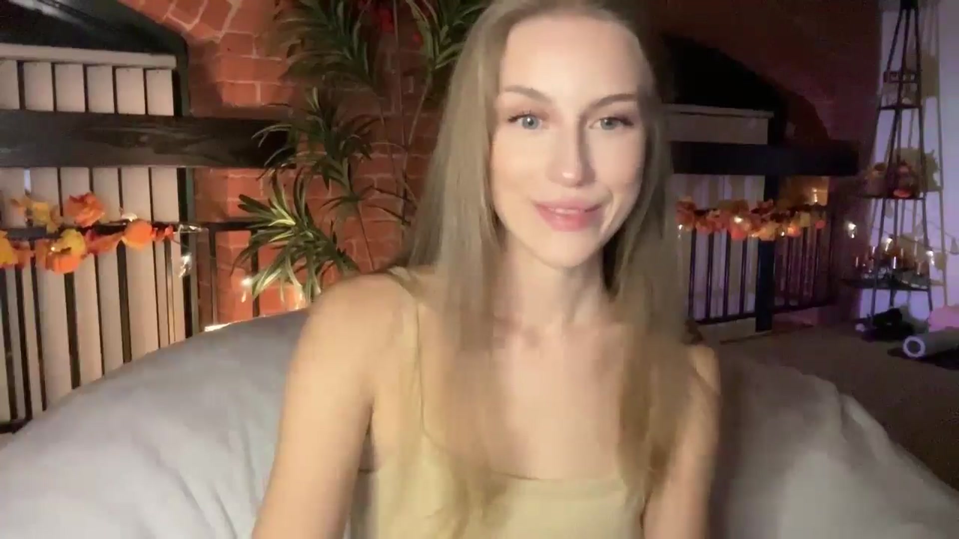 Gallery image thumbnail from Luna_Moore1's myfreecams stream on, 11/22/2024, 23:25 image 12 of 20