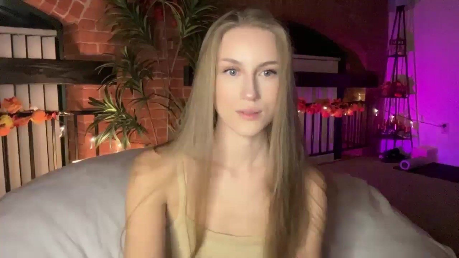Gallery image thumbnail from Luna_Moore1's myfreecams stream on, 11/22/2024, 23:25 image 7 of 20