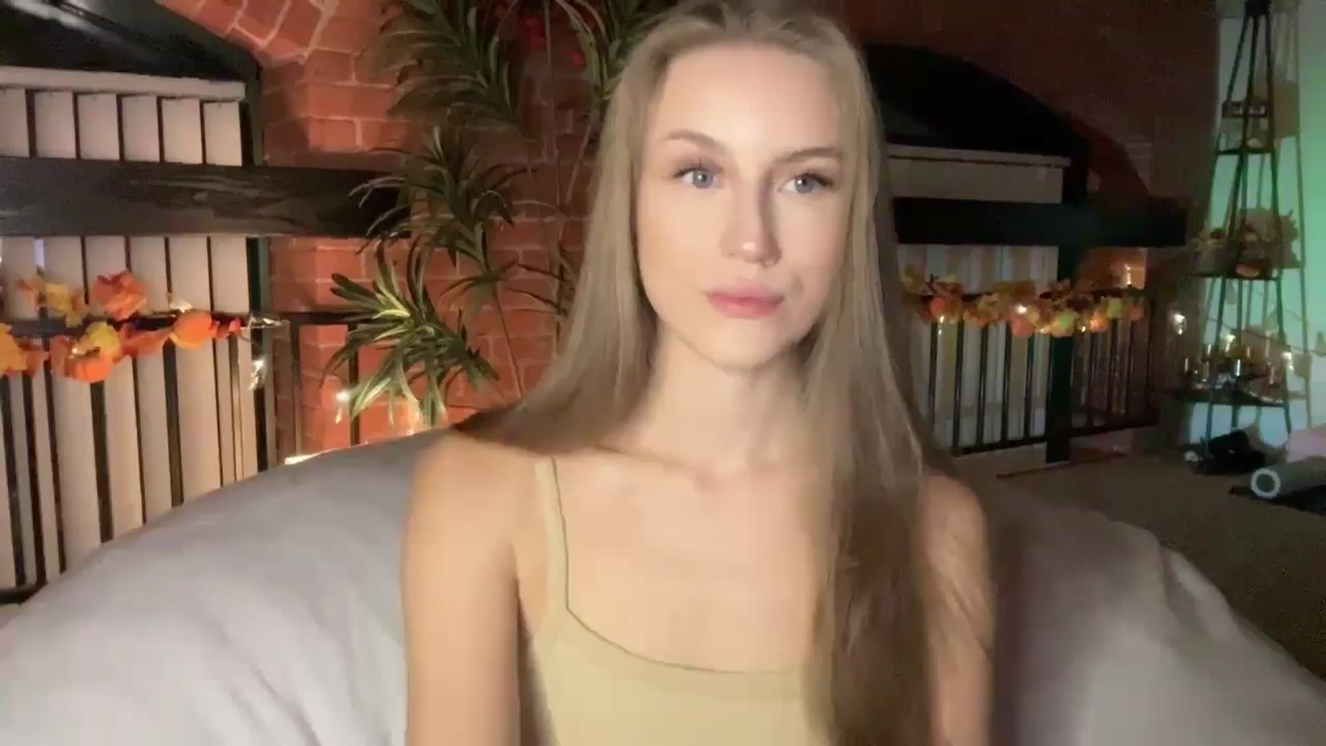 Gallery image thumbnail from Luna_Moore1's myfreecams stream on, 11/22/2024, 23:25 image 9 of 20