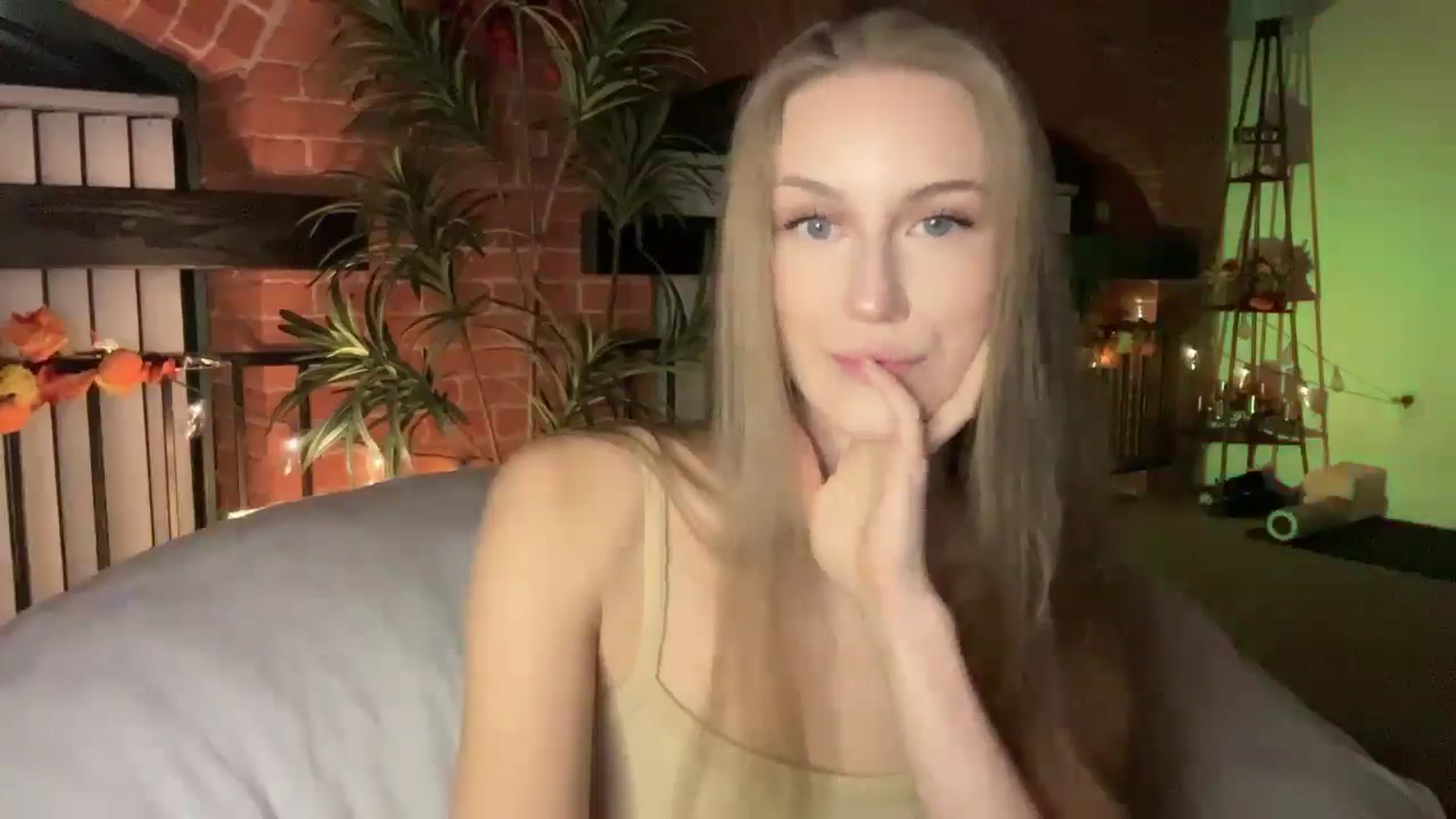 Gallery image thumbnail from Luna_Moore1's myfreecams stream on, 11/22/2024, 23:25 image 6 of 20