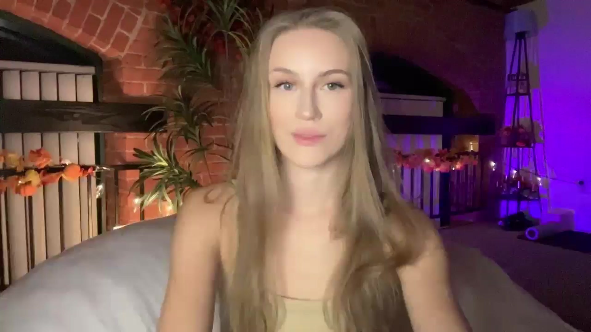 Gallery image thumbnail from Luna_Moore1's myfreecams stream on, 11/22/2024, 23:25 image 1 of 20