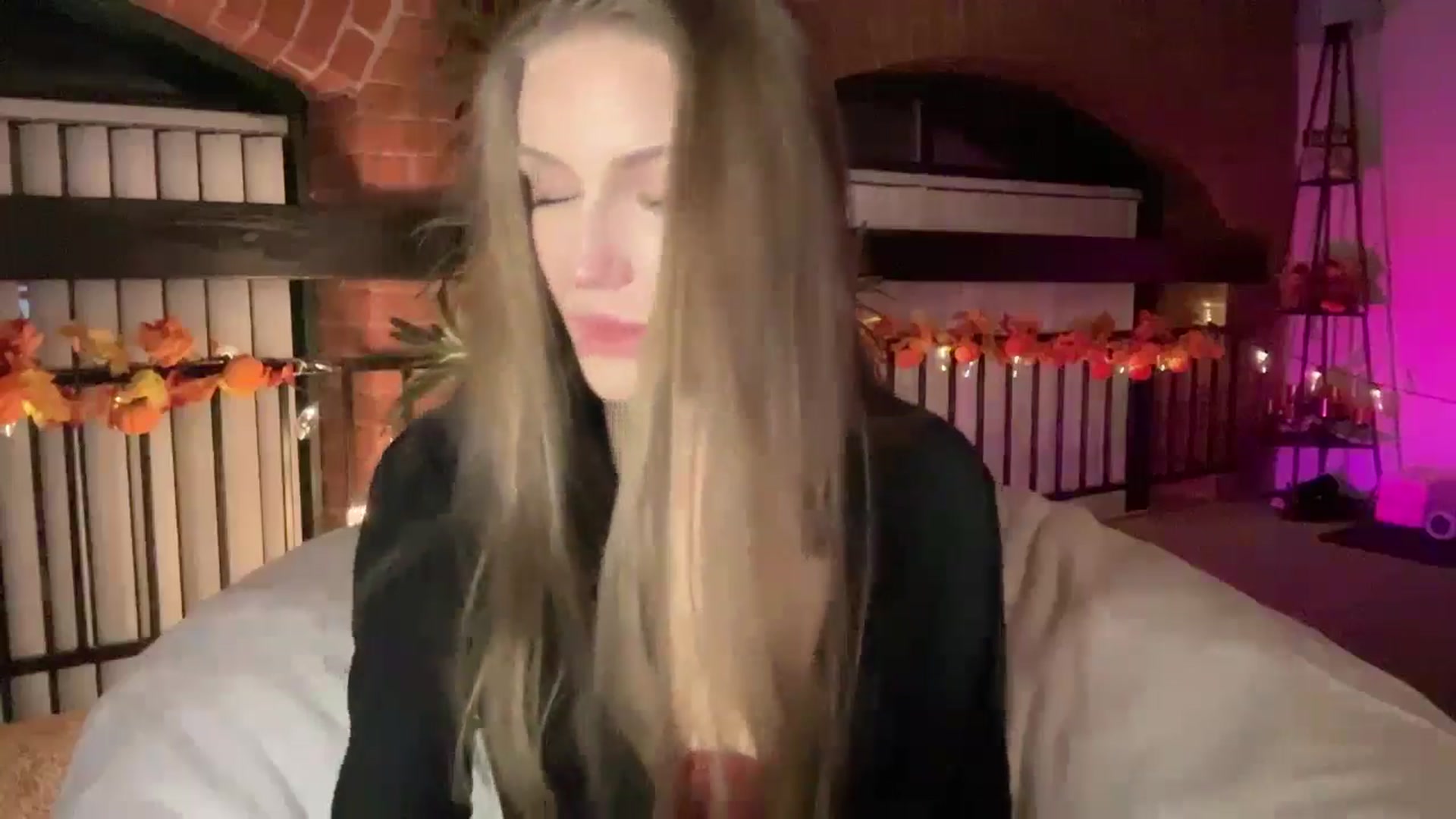 Gallery image thumbnail from Luna_Moore1's myfreecams stream on, 11/23/2024, 22:32 image 18 of 20