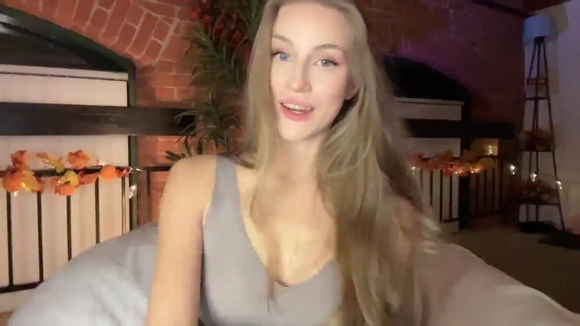 Gallery image thumbnail from Luna_Moore1's myfreecams stream on, 11/24/2024, 22:27 image 17 of 20
