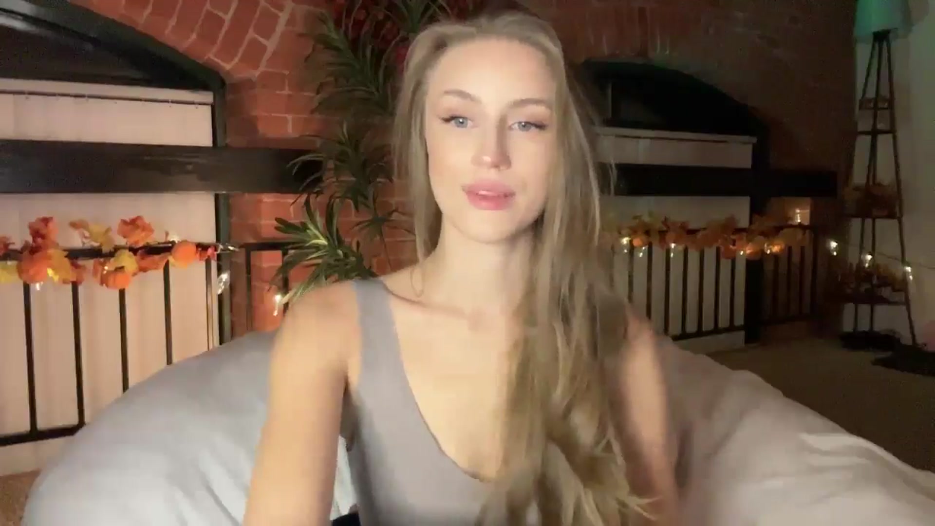 Gallery image thumbnail from Luna_Moore1's myfreecams stream on, 11/24/2024, 23:25 image 3 of 20