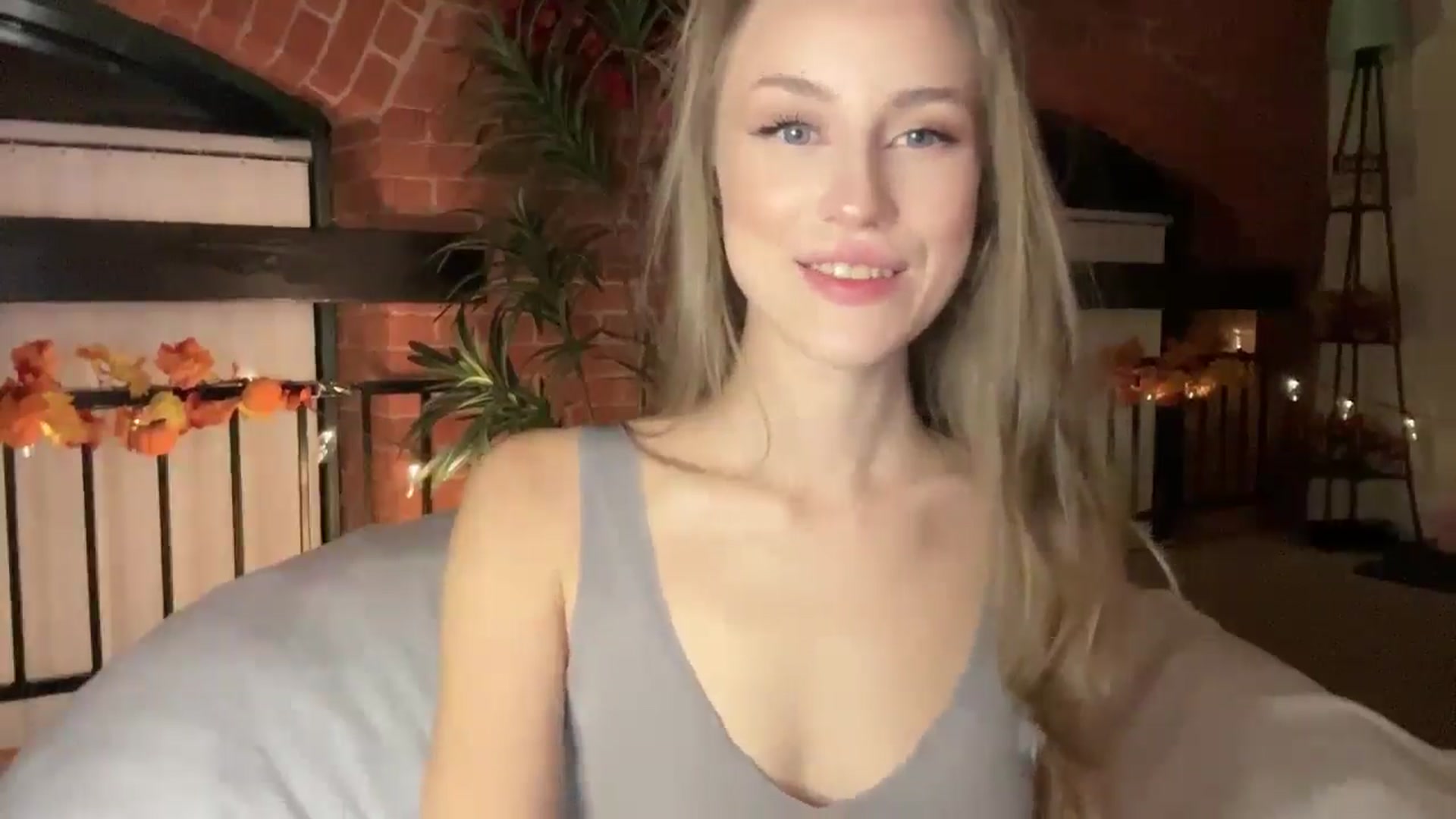 Gallery image thumbnail from Luna_Moore1's myfreecams stream on, 11/24/2024, 23:25 image 11 of 20
