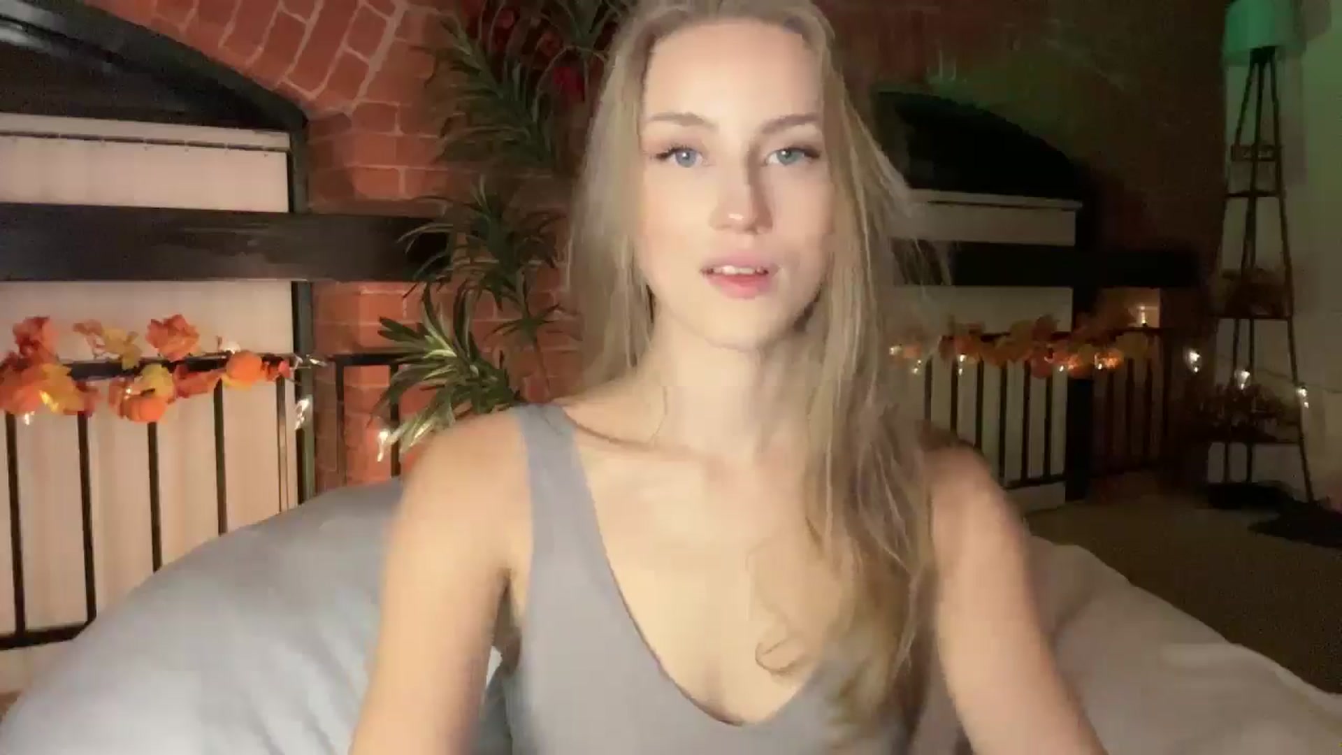 Gallery image thumbnail from Luna_Moore1's myfreecams stream on, 11/24/2024, 23:25 image 10 of 20