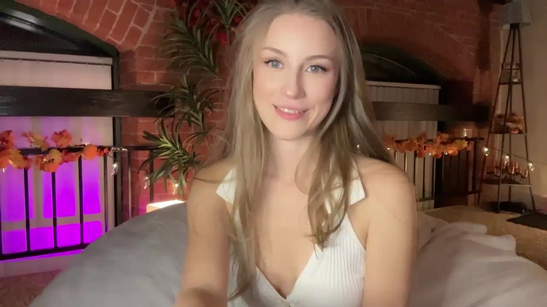 Gallery image thumbnail from Luna_Moore1's myfreecams stream on, 11/27/2024, 22:36 image 15 of 20