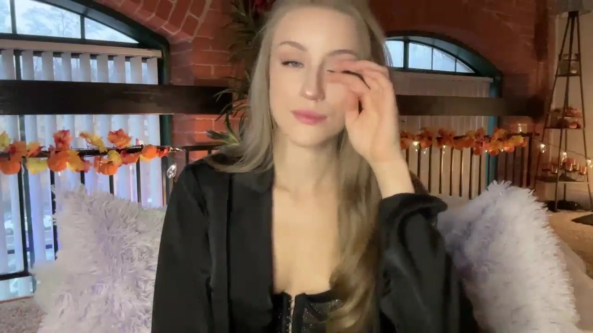 Gallery image thumbnail from Luna_Moore1's myfreecams stream on, 11/28/2024, 21:31 image 6 of 20