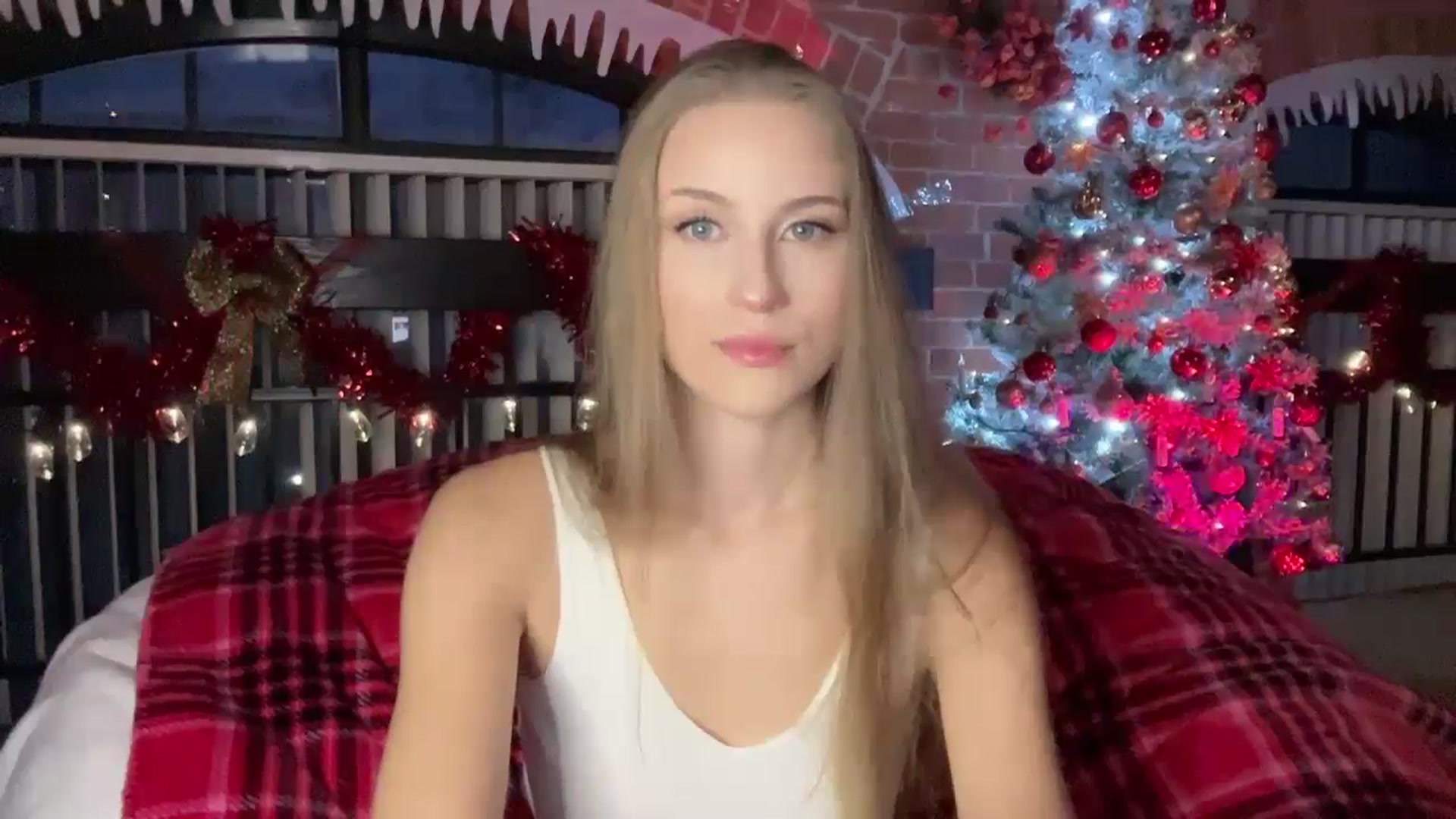Gallery image thumbnail from Luna_Moore1's myfreecams stream on, 12/18/2024, 21:56 image 14 of 20