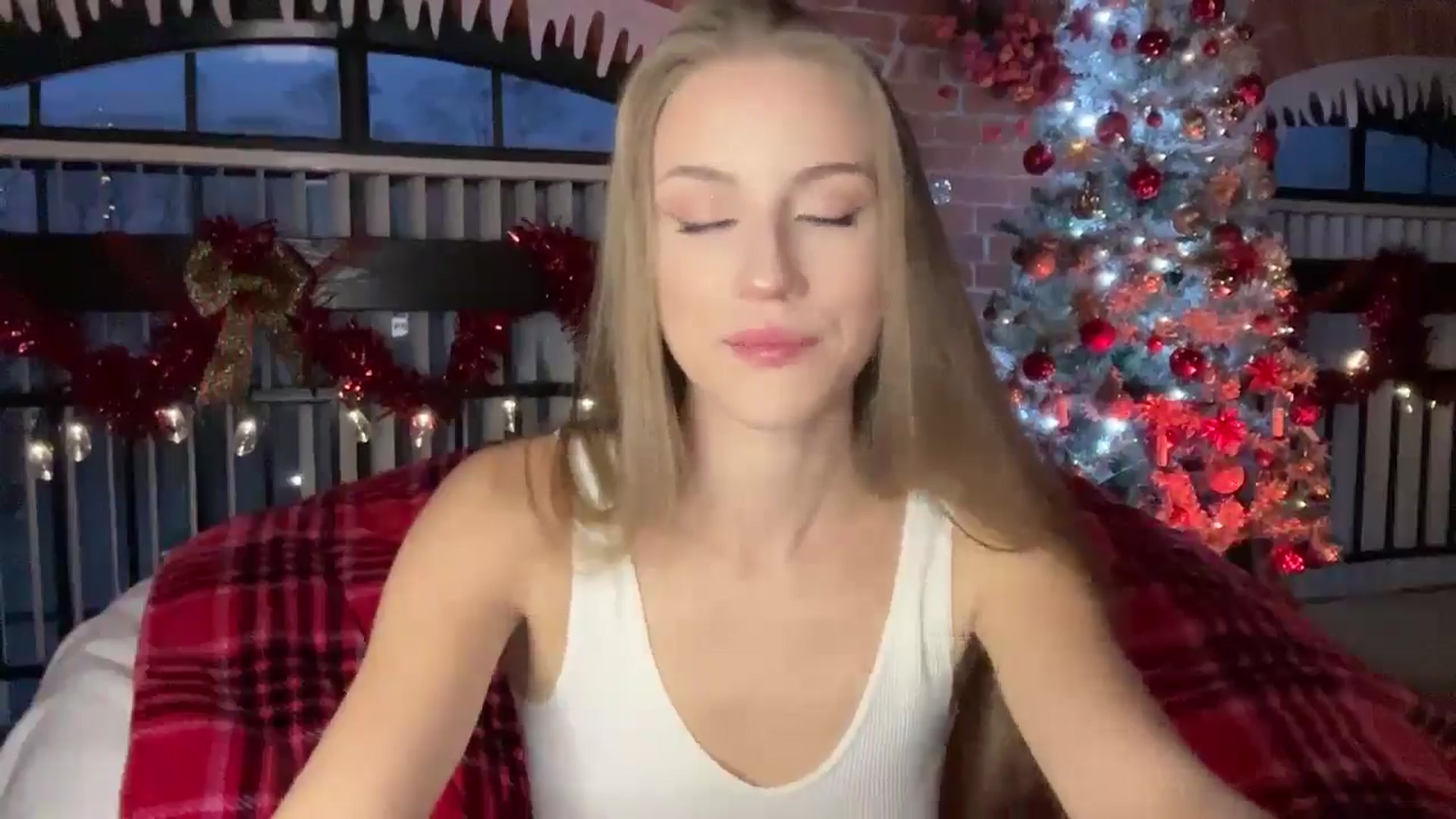 Gallery image thumbnail from Luna_Moore1's myfreecams stream on, 12/18/2024, 21:56 image 9 of 20
