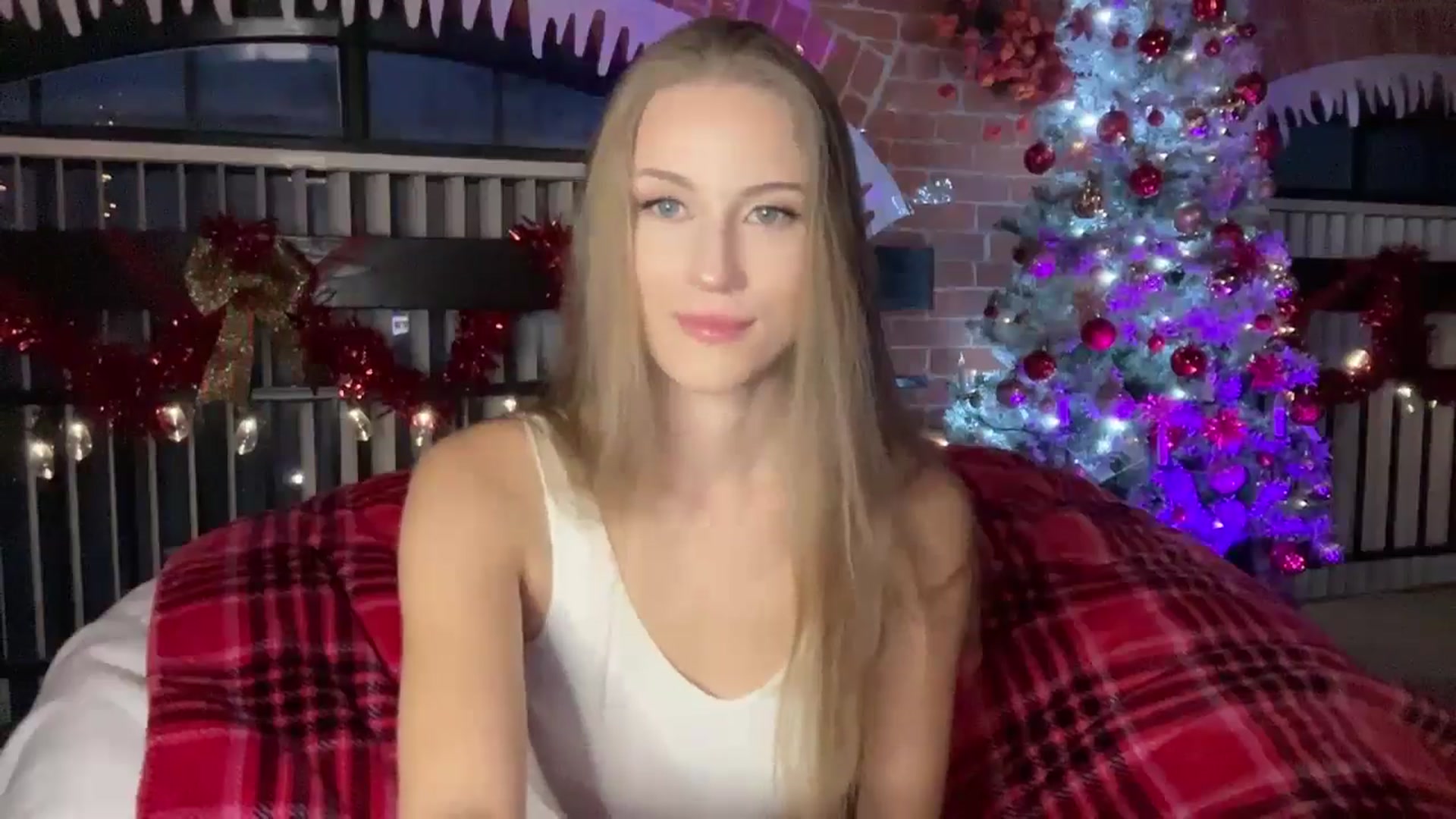 Gallery image thumbnail from Luna_Moore1's myfreecams stream on, 12/18/2024, 21:56 image 15 of 20