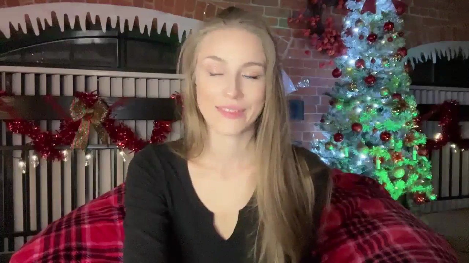 Gallery image thumbnail from Luna_Moore1's myfreecams stream on, 12/20/2024, 22:38 image 12 of 20