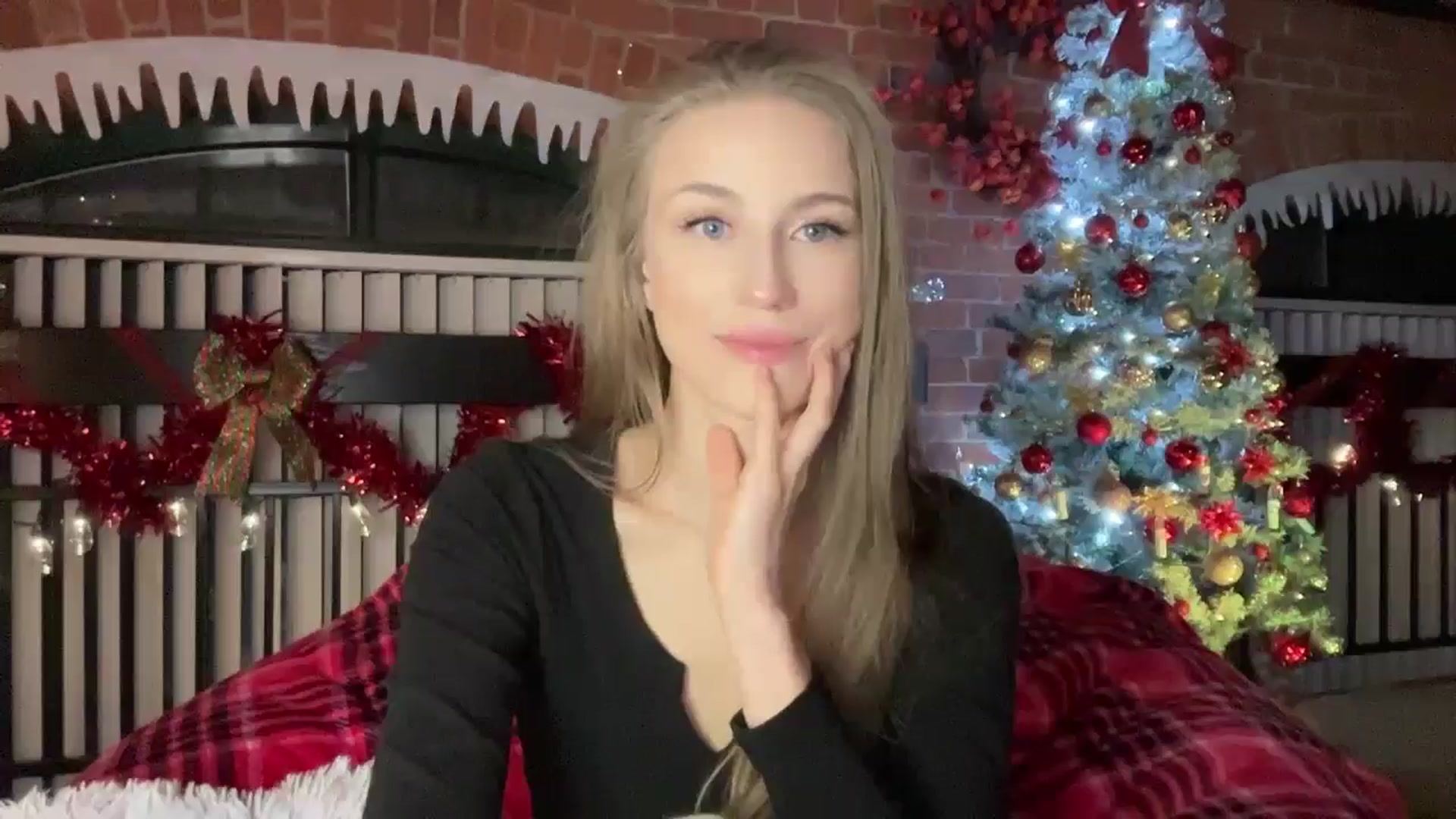 Gallery image thumbnail from Luna_Moore1's myfreecams stream on, 12/20/2024, 22:38 image 6 of 20