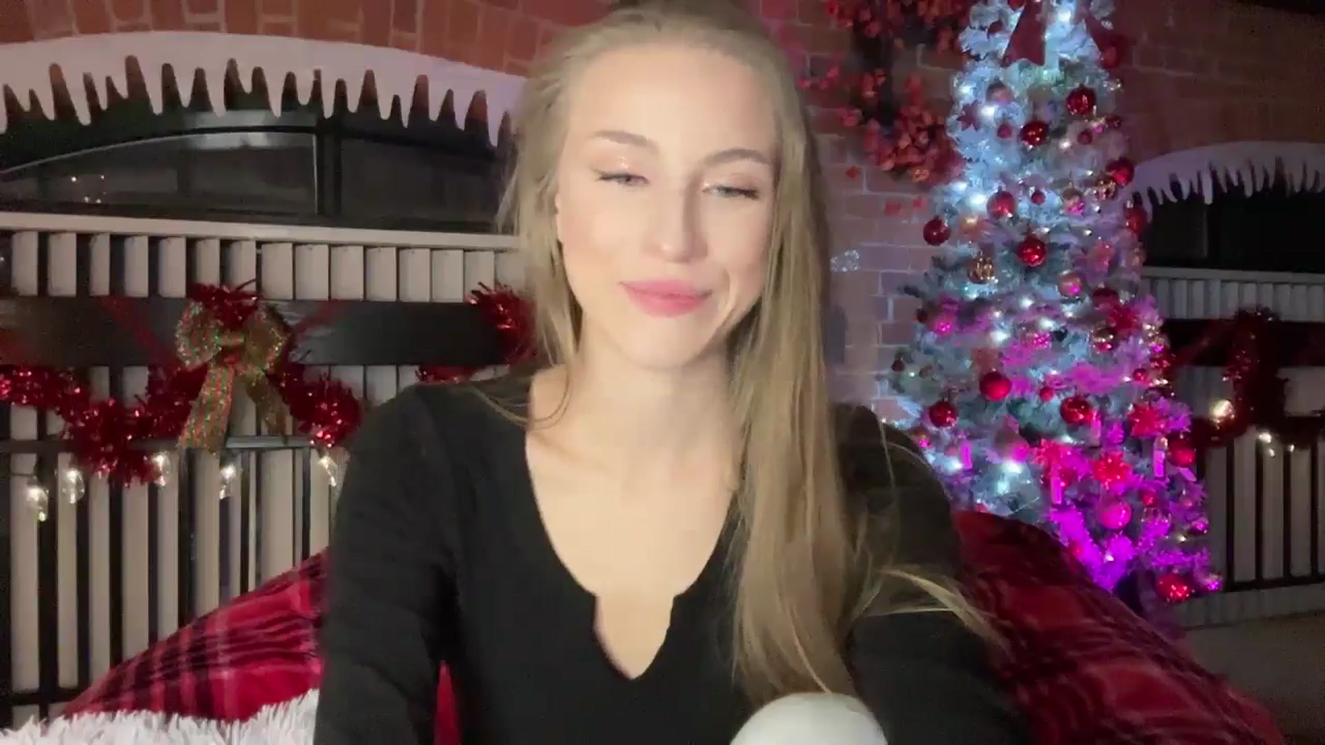 Gallery image thumbnail from Luna_Moore1's myfreecams stream on, 12/20/2024, 22:38 image 2 of 20