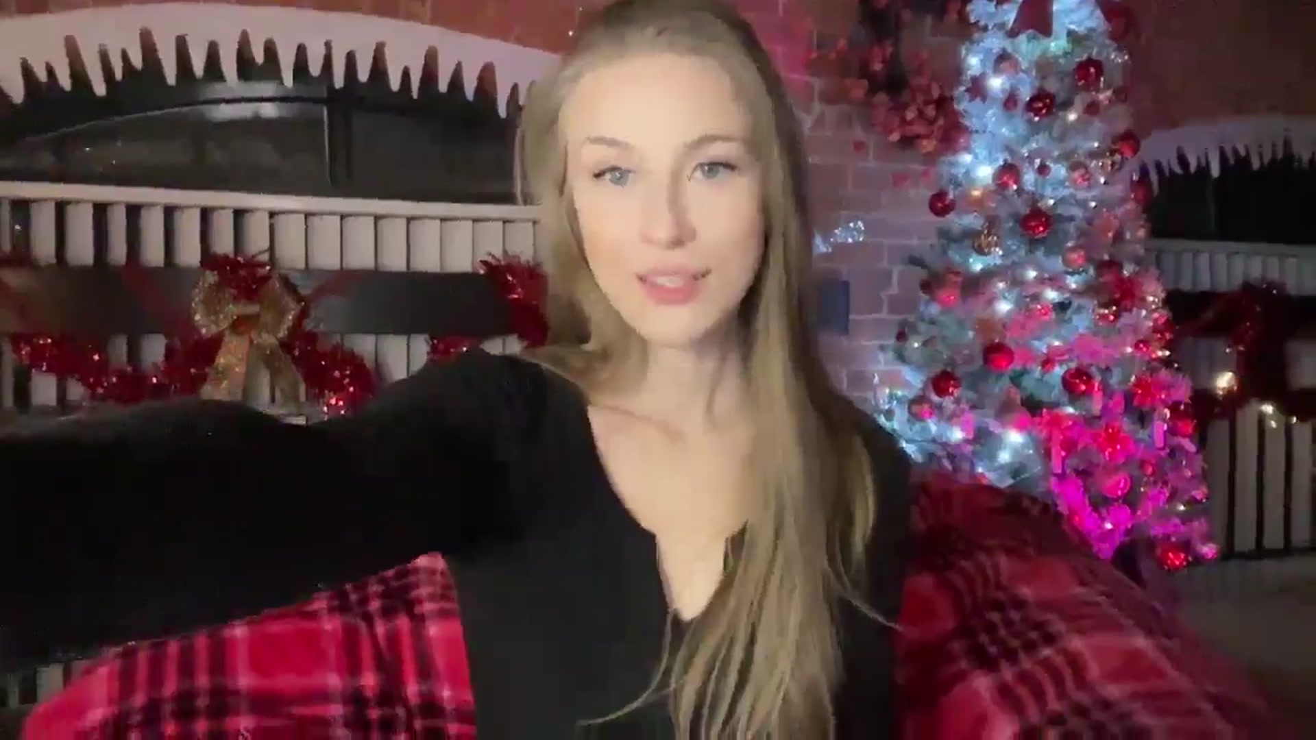 Gallery image thumbnail from Luna_Moore1's myfreecams stream on, 12/20/2024, 22:38 image 10 of 20