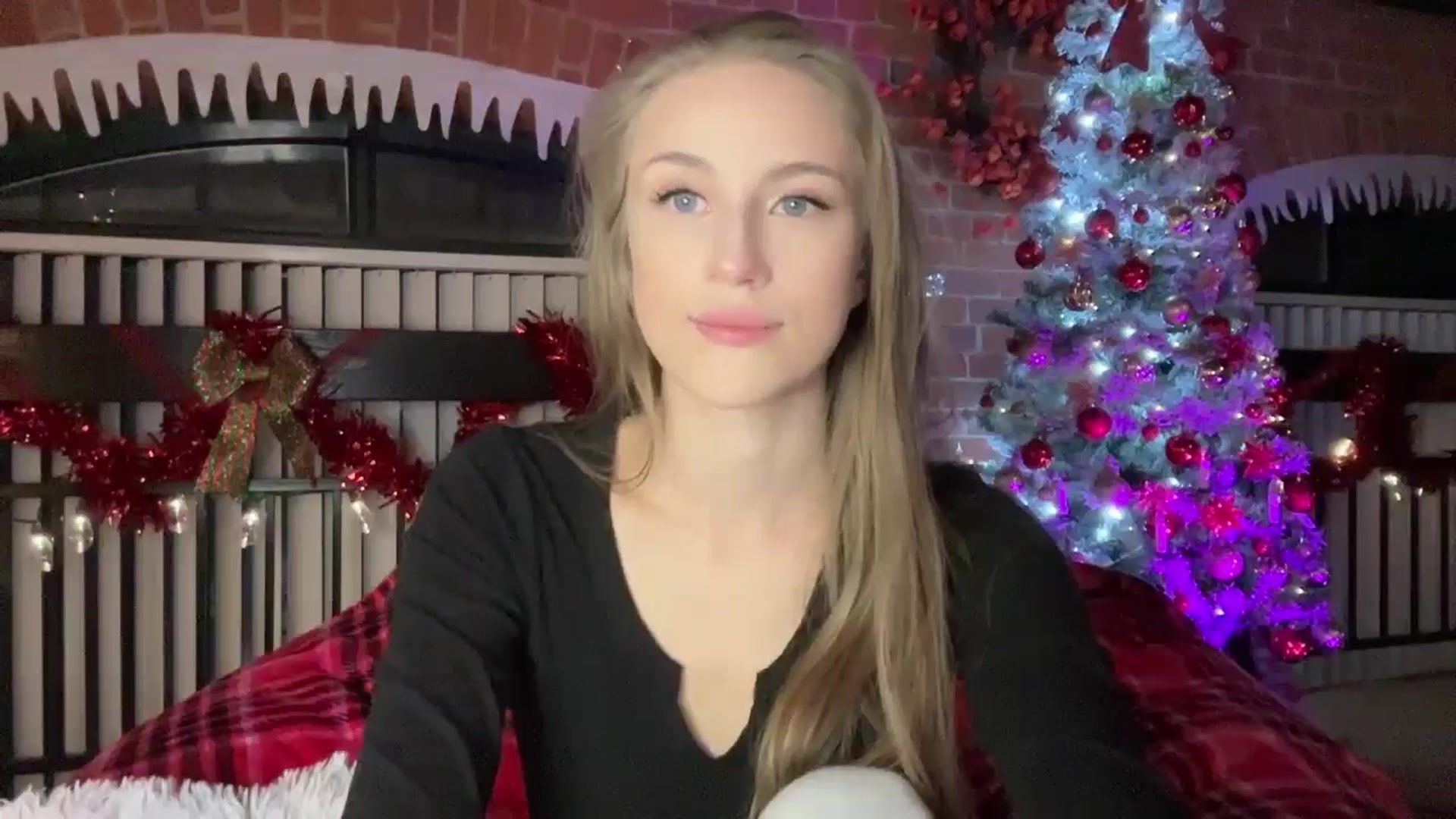 Gallery image thumbnail from Luna_Moore1's myfreecams stream on, 12/20/2024, 22:38 image 5 of 20