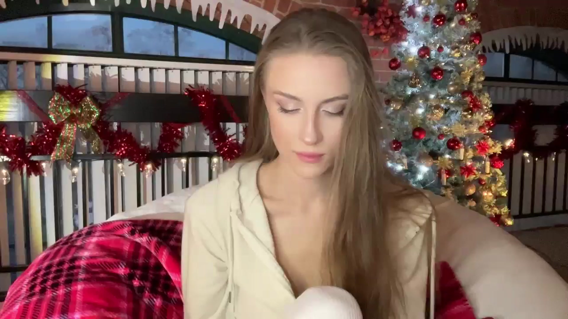 Gallery image thumbnail from Luna_Moore1's myfreecams stream on, 12/23/2024, 21:48 image 20 of 20