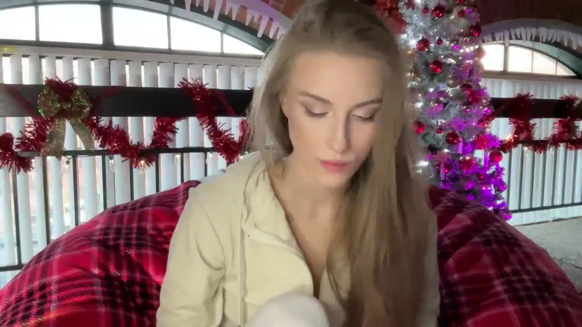 Gallery image thumbnail from Luna_Moore1's myfreecams stream on, 12/23/2024, 21:48 image 5 of 20