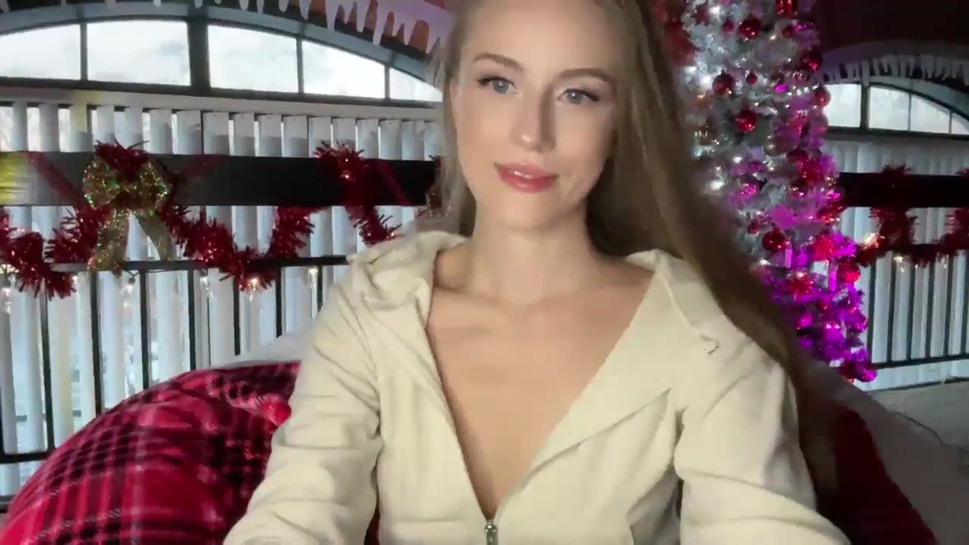 Gallery image thumbnail from Luna_Moore1's myfreecams stream on, 12/23/2024, 21:48 image 12 of 20