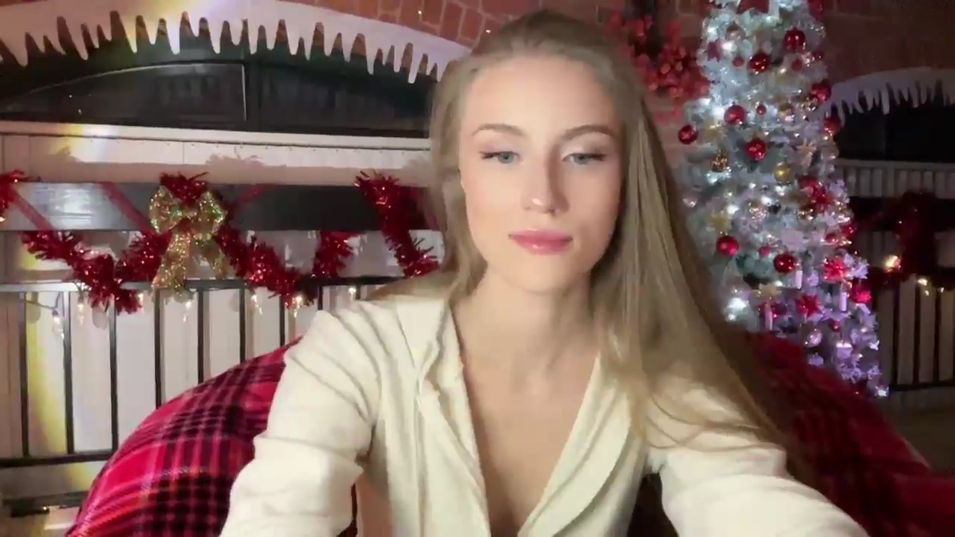 Gallery image thumbnail from Luna_Moore1's myfreecams stream on, 12/23/2024, 22:16 image 7 of 20
