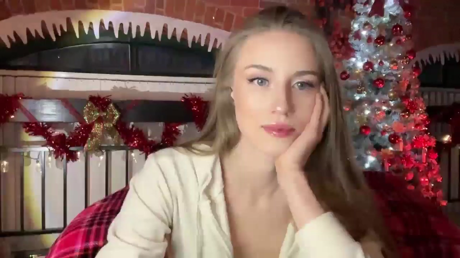 Gallery image thumbnail from Luna_Moore1's myfreecams stream on, 12/23/2024, 22:16 image 2 of 20