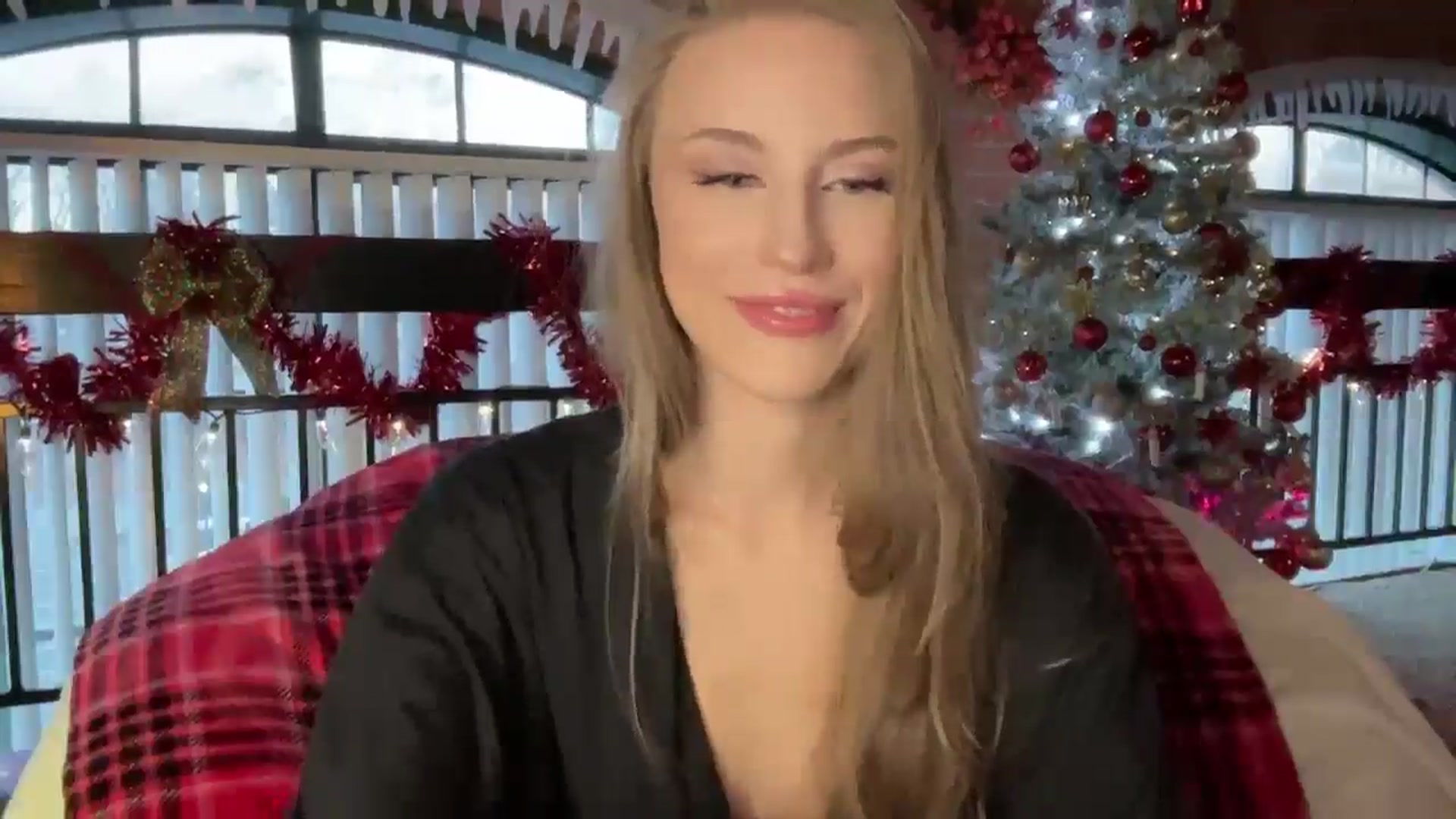 Gallery image thumbnail from Luna_Moore1's myfreecams stream on, 12/25/2024, 21:26 image 16 of 20