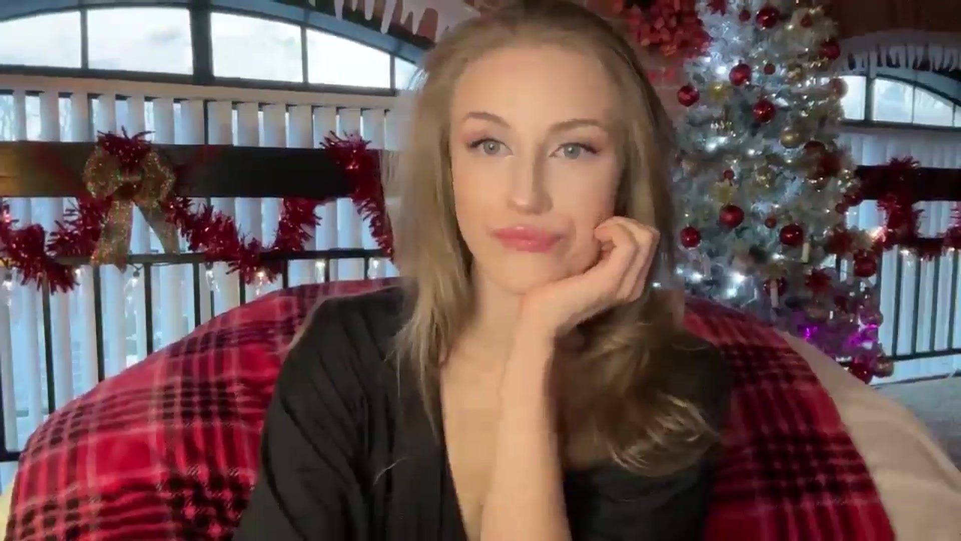 Gallery image thumbnail from Luna_Moore1's myfreecams stream on, 12/25/2024, 21:26 image 17 of 20