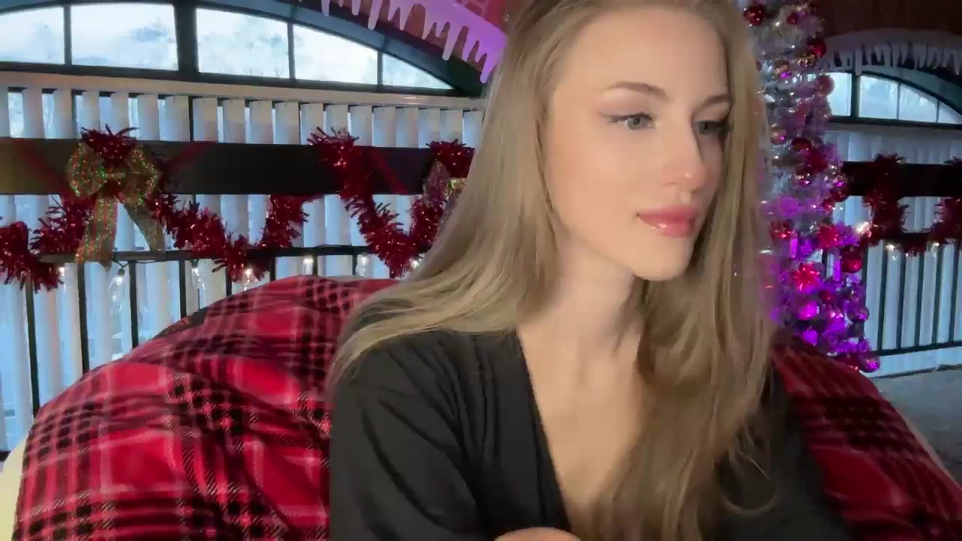 Gallery image thumbnail from Luna_Moore1's myfreecams stream on, 12/25/2024, 21:26 image 19 of 20