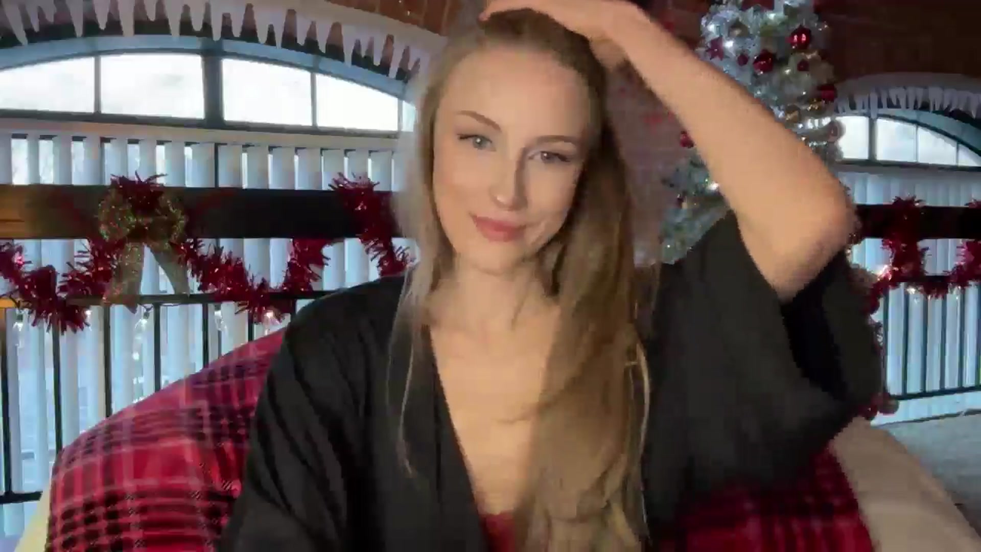 Gallery image thumbnail from Luna_Moore1's myfreecams stream on, 12/25/2024, 21:26 image 14 of 20
