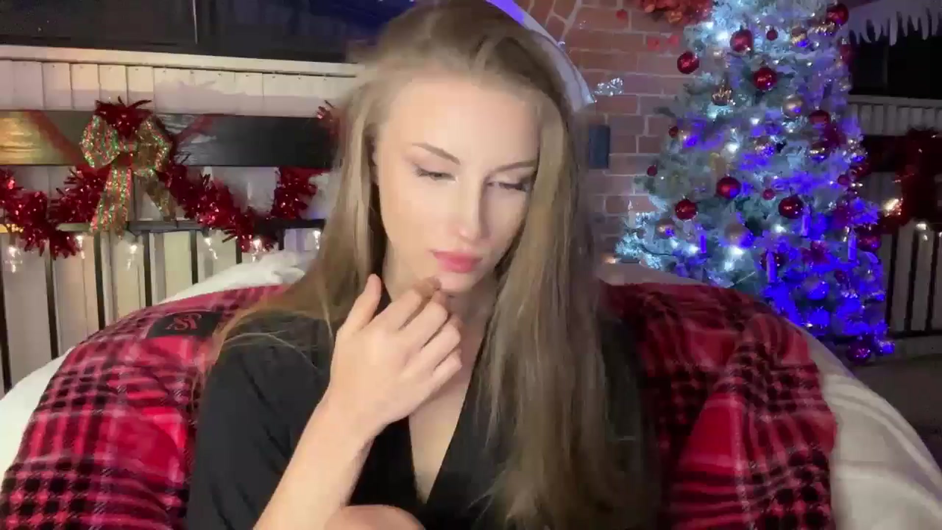 Gallery image thumbnail from Luna_Moore1's myfreecams stream on, 12/25/2024, 22:28 image 10 of 20