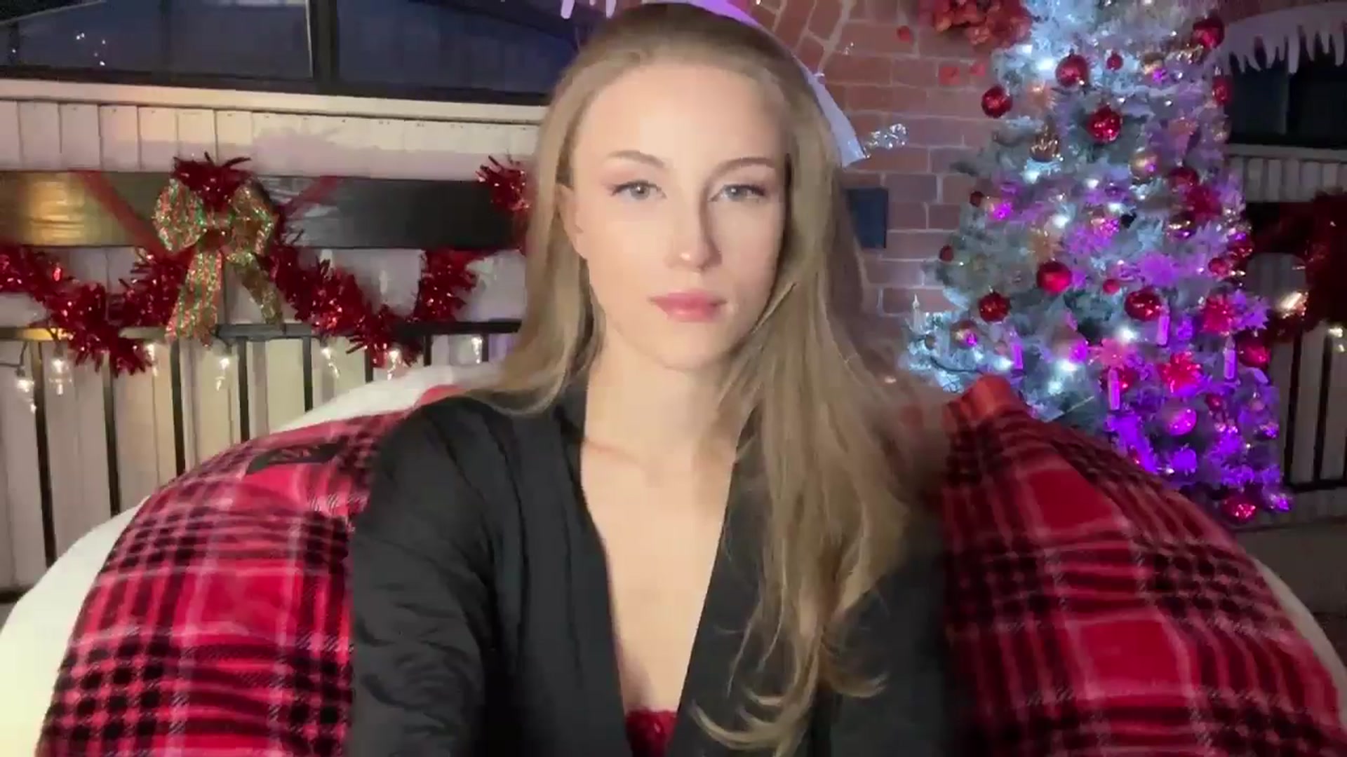 Gallery image thumbnail from Luna_Moore1's myfreecams stream on, 12/25/2024, 22:28 image 6 of 20