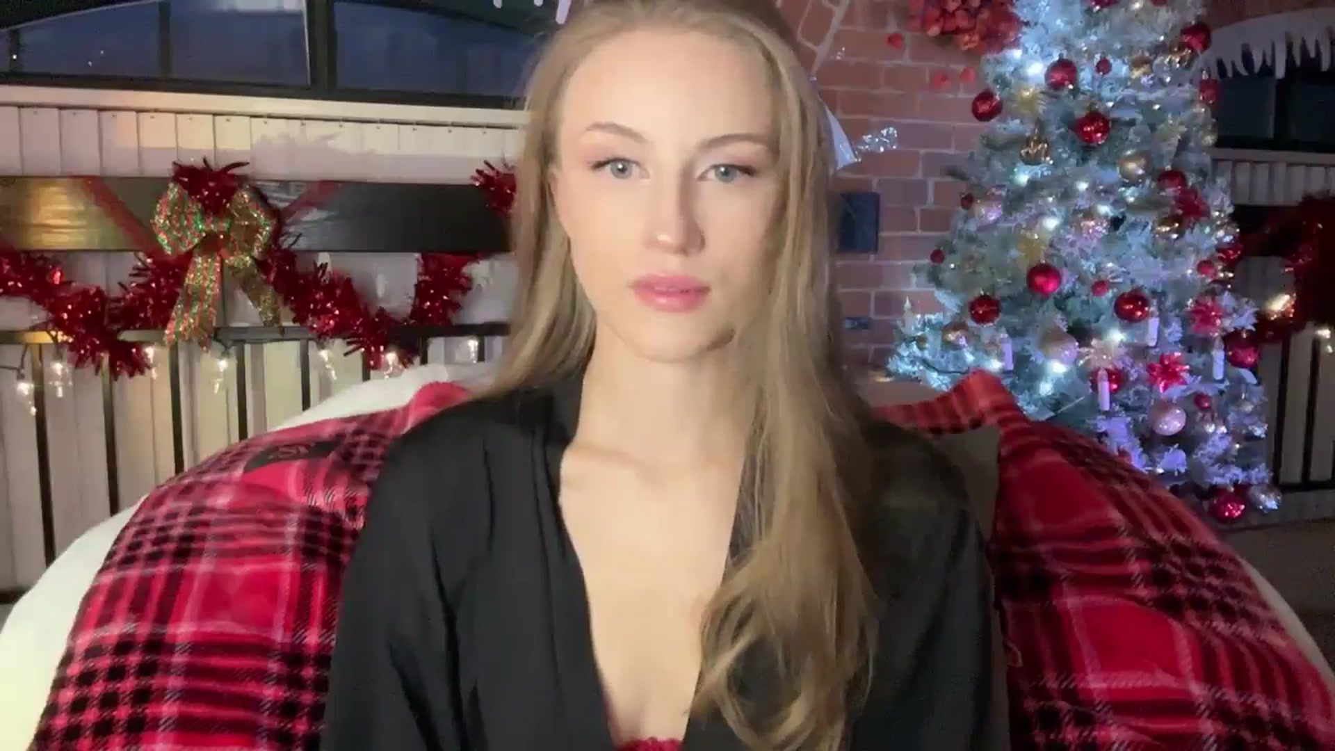 Gallery image thumbnail from Luna_Moore1's myfreecams stream on, 12/25/2024, 22:28 image 5 of 20