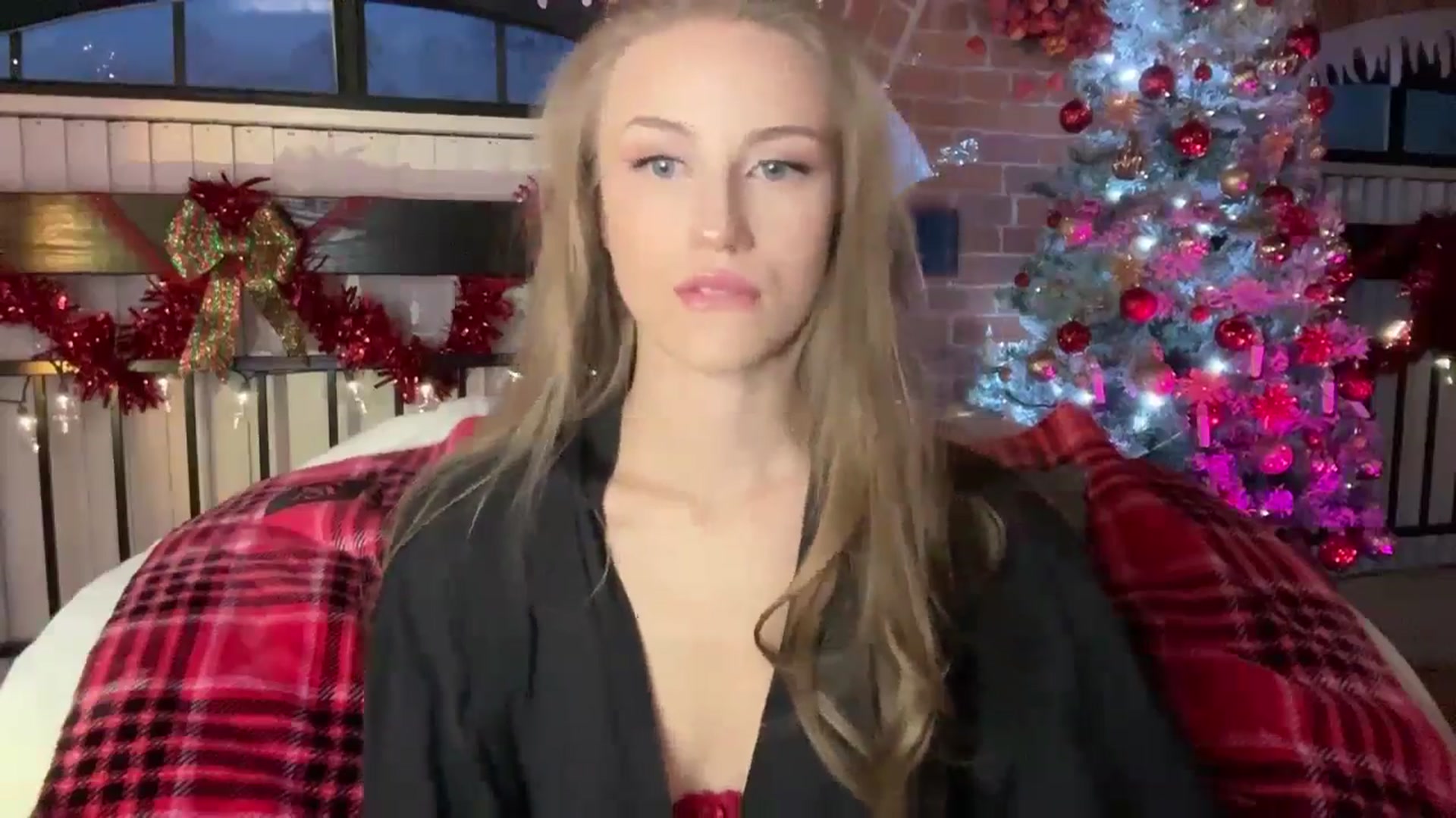Gallery image thumbnail from Luna_Moore1's myfreecams stream on, 12/25/2024, 22:28 image 2 of 20
