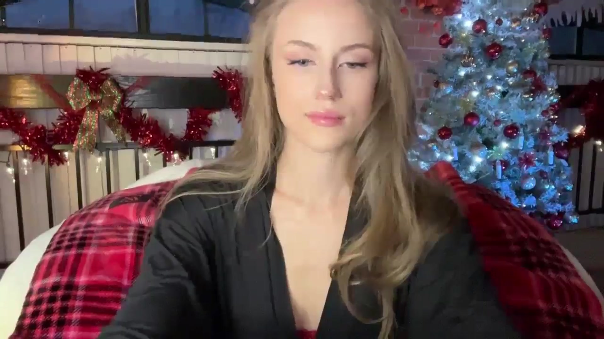 Gallery image thumbnail from Luna_Moore1's myfreecams stream on, 12/25/2024, 22:28 image 3 of 20