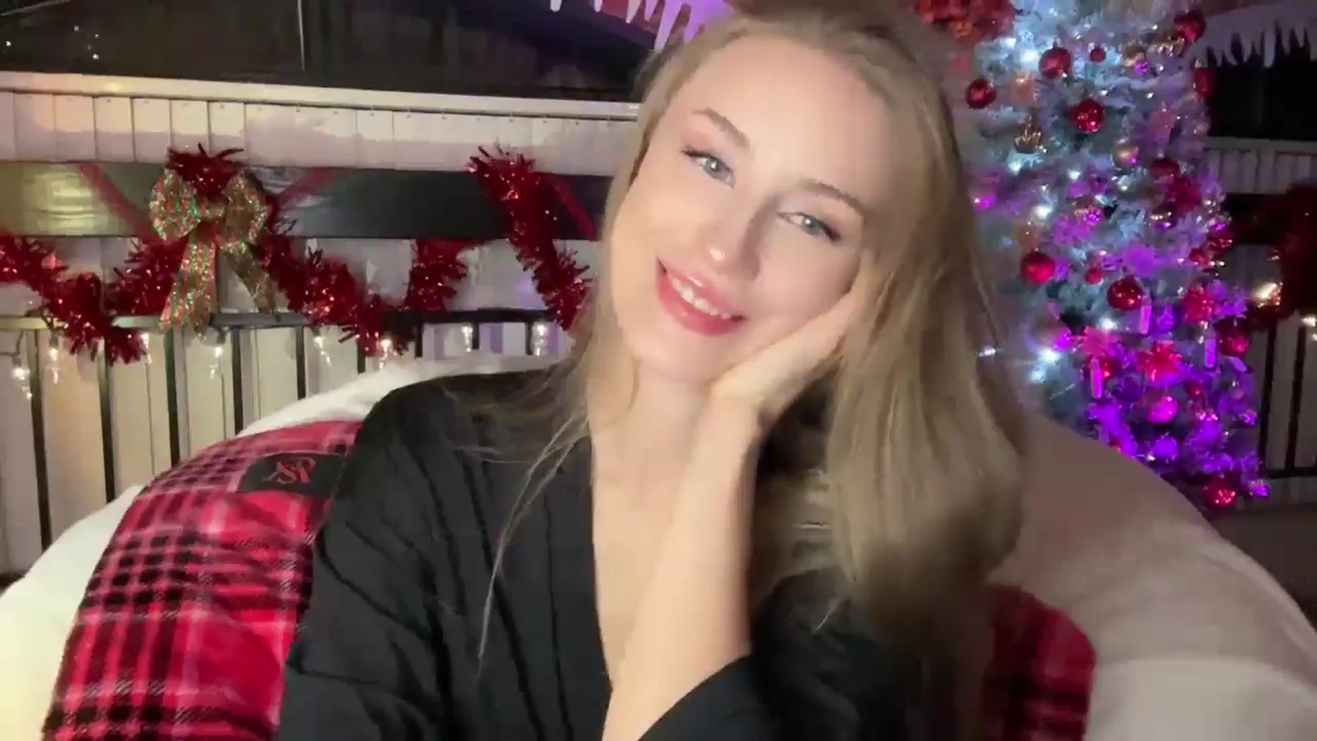 Gallery image thumbnail from Luna_Moore1's myfreecams stream on, 12/25/2024, 22:28 image 18 of 20
