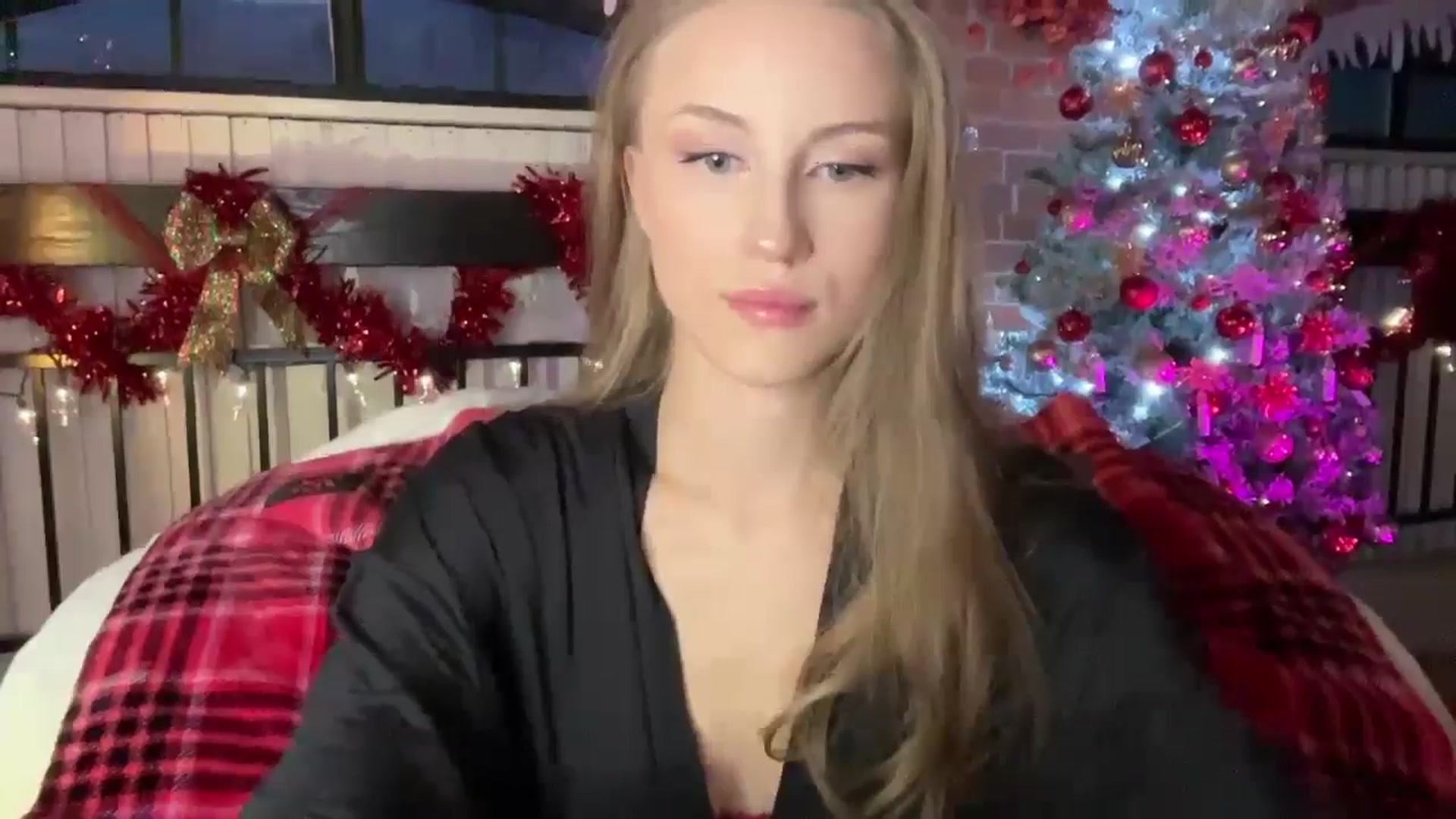 Gallery image thumbnail from Luna_Moore1's myfreecams stream on, 12/25/2024, 22:28 image 4 of 20
