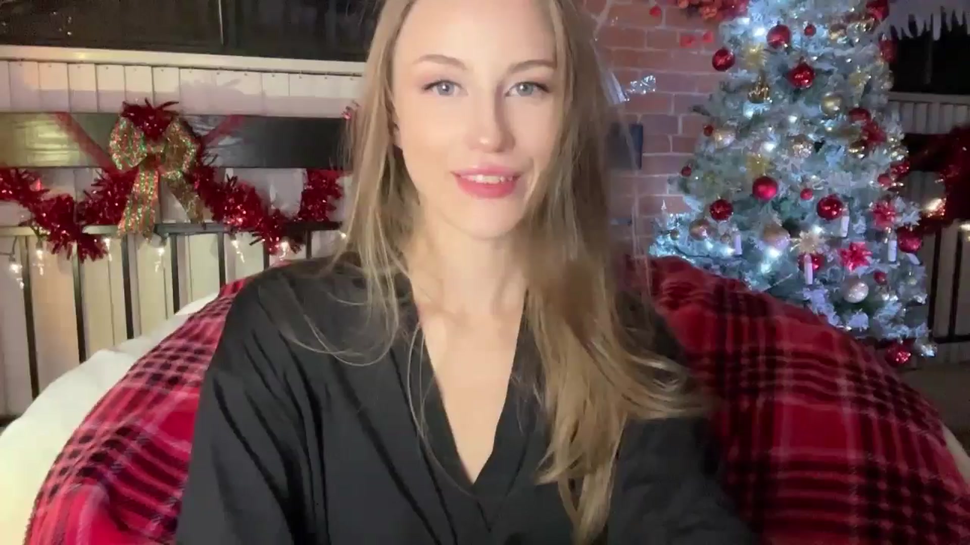 Gallery image thumbnail from Luna_Moore1's myfreecams stream on, 12/25/2024, 22:28 image 19 of 20