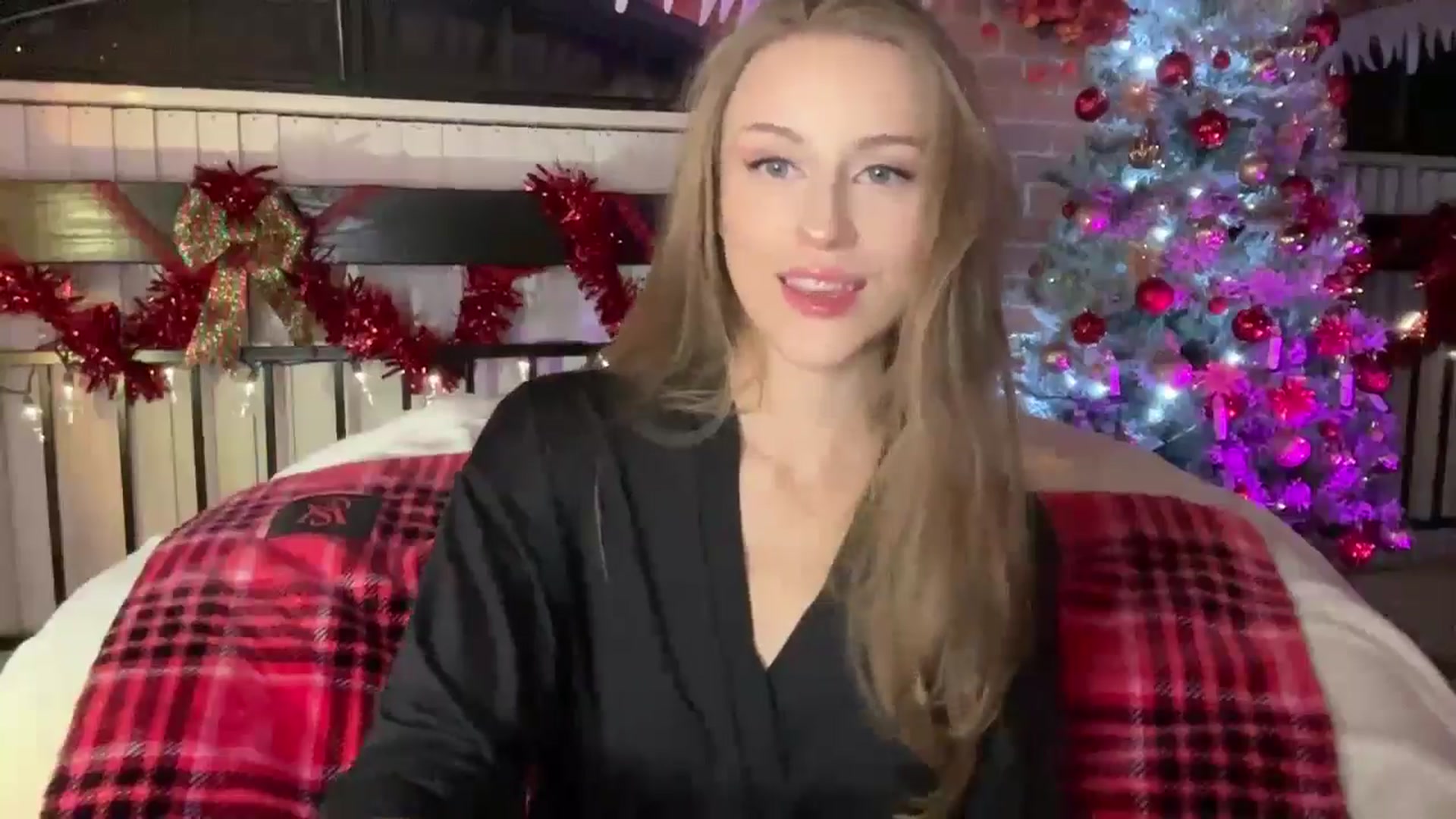 Gallery image thumbnail from Luna_Moore1's myfreecams stream on, 12/25/2024, 22:28 image 16 of 20
