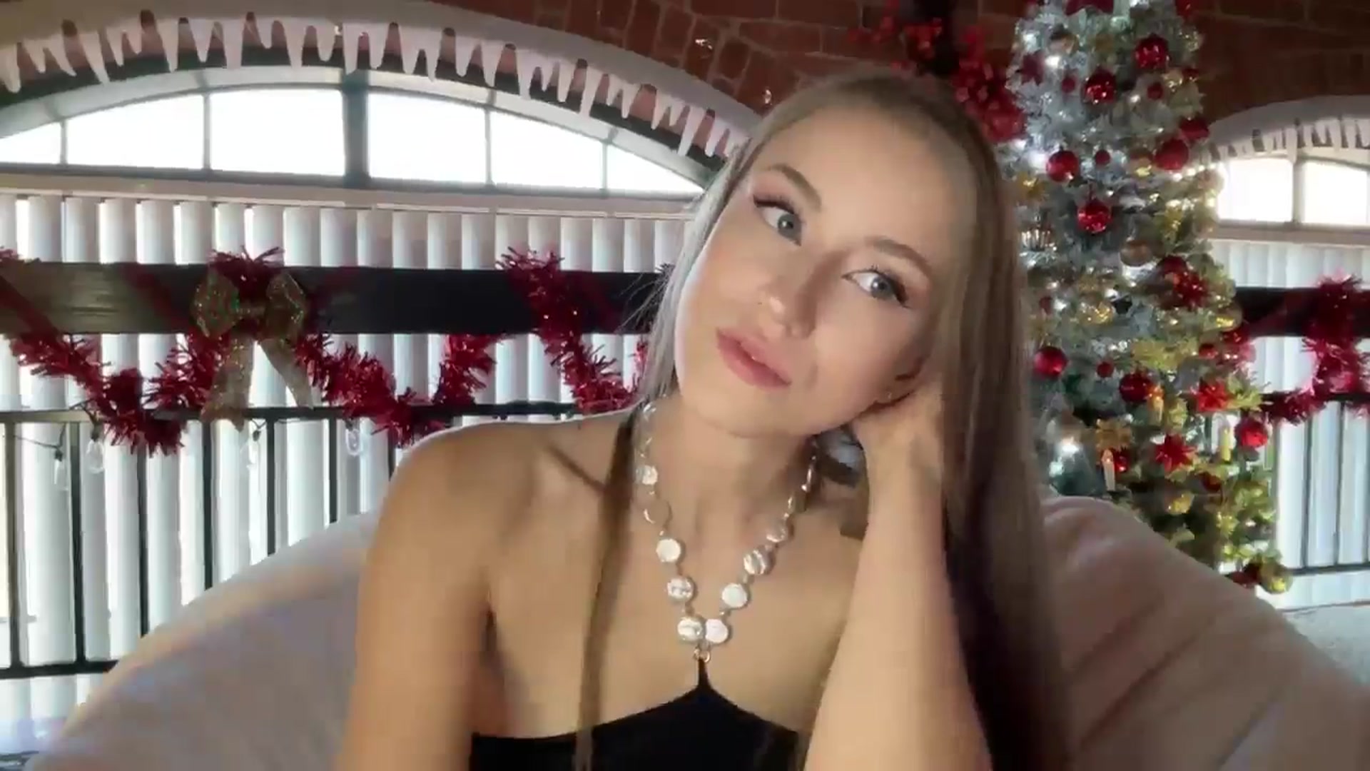 Gallery image thumbnail from Luna_Moore1's myfreecams stream on, 01/03/2025, 20:39 image 7 of 20