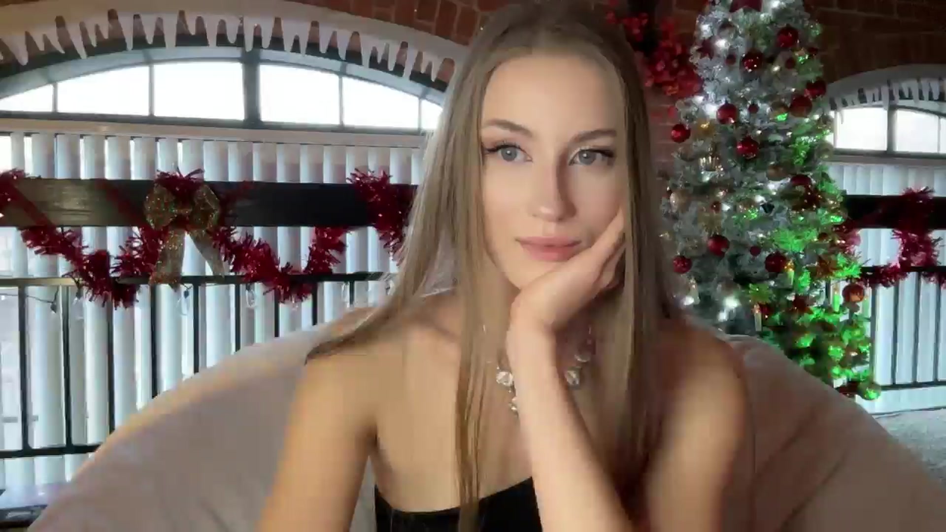Gallery image thumbnail from Luna_Moore1's myfreecams stream on, 01/03/2025, 20:39 image 19 of 20