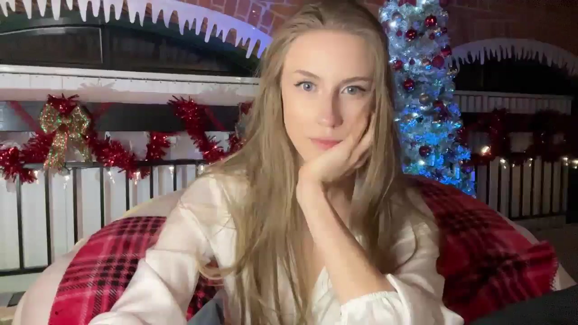Gallery image thumbnail from Luna_Moore1's myfreecams stream on, 01/06/2025, 23:09 image 3 of 20