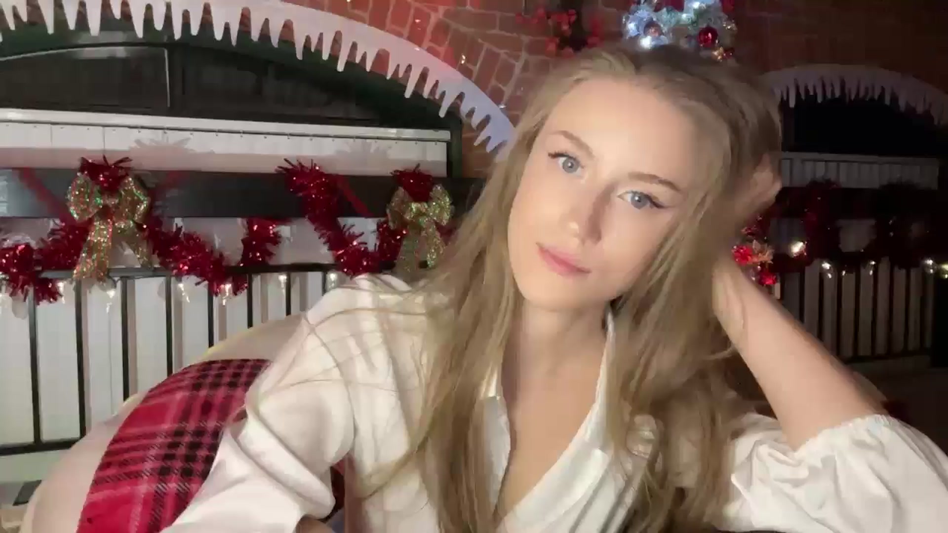Gallery image thumbnail from Luna_Moore1's myfreecams stream on, 01/06/2025, 23:09 image 6 of 20