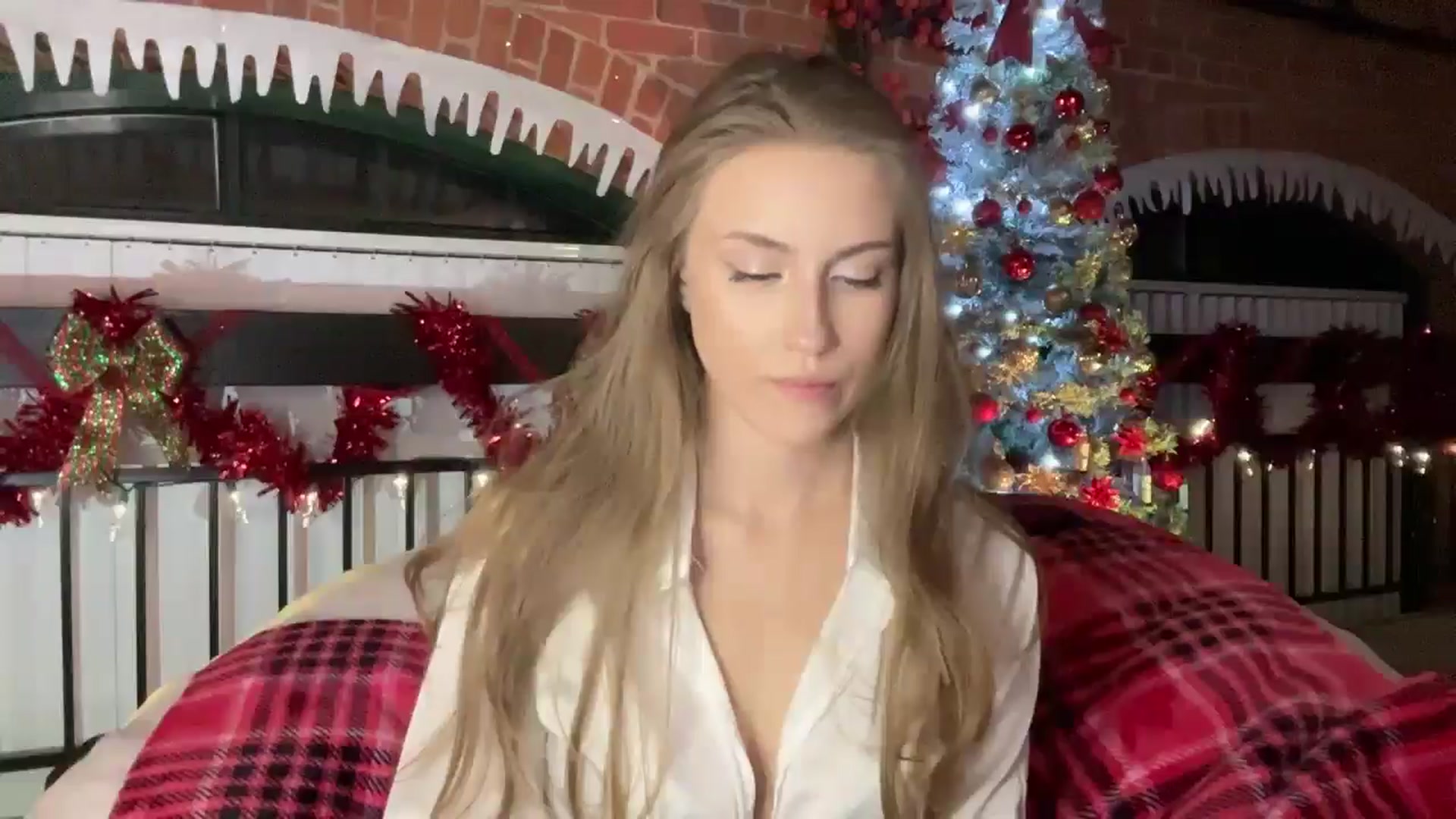 Gallery image thumbnail from Luna_Moore1's myfreecams stream on, 01/06/2025, 23:09 image 2 of 20