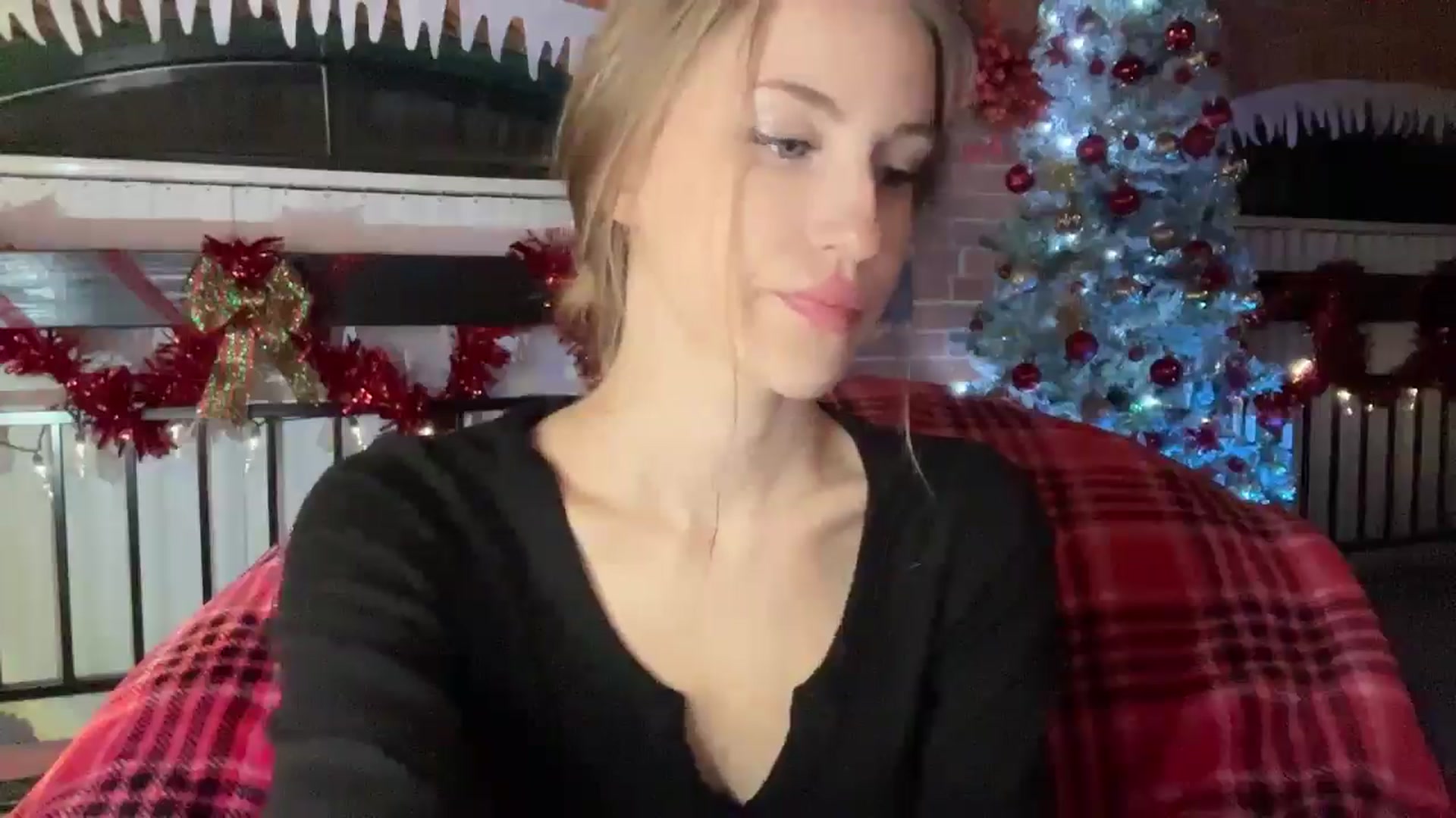 Gallery image thumbnail from Luna_Moore1's myfreecams stream on, 01/10/2025, 24:00 image 16 of 20