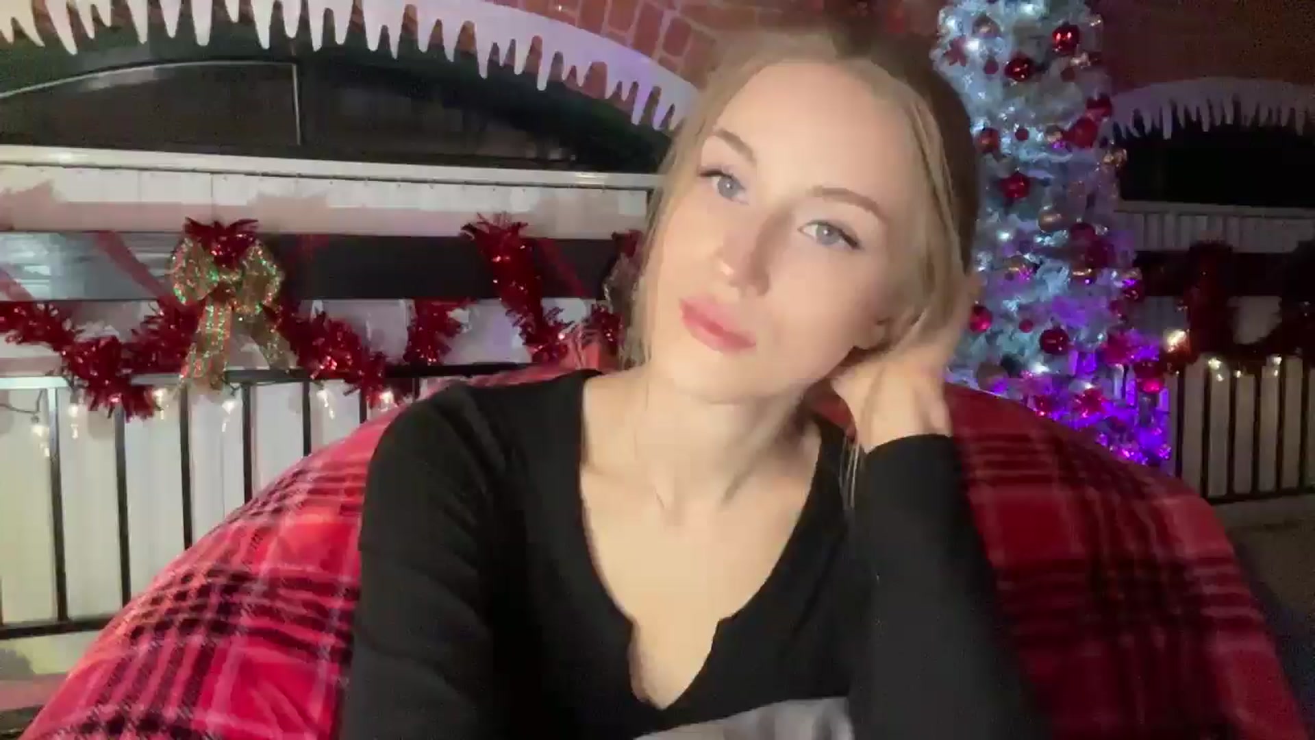 Gallery image thumbnail from Luna_Moore1's myfreecams stream on, 01/10/2025, 24:00 image 18 of 20