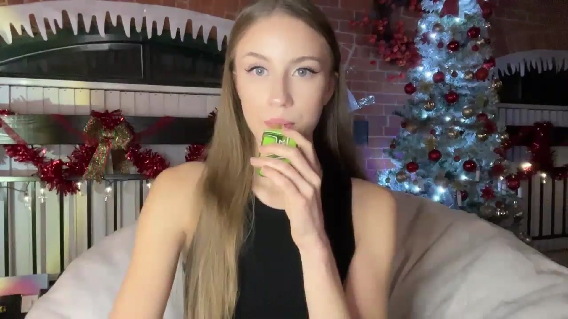 Gallery image thumbnail from Luna_Moore1's myfreecams stream on, 01/26/2025, 23:40 image 8 of 20