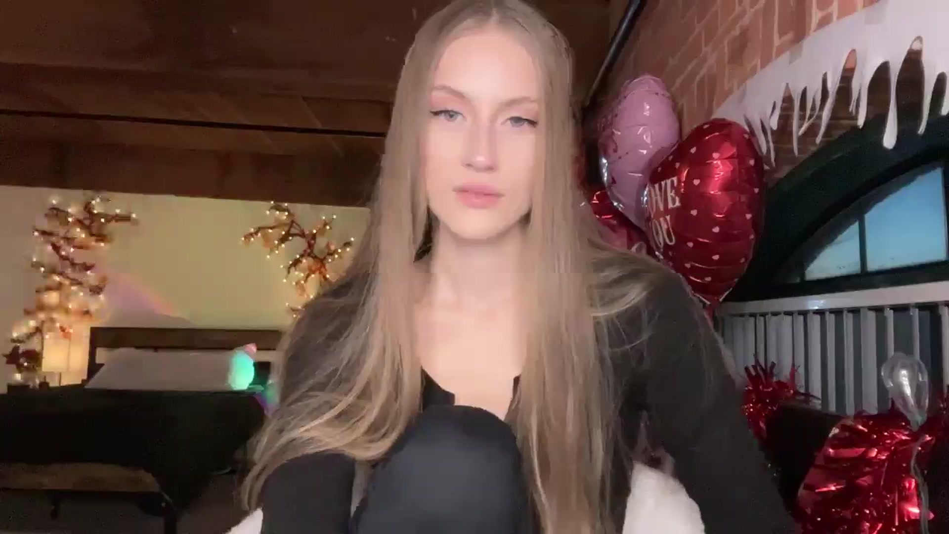 Gallery image thumbnail from Luna_Moore1's myfreecams stream on, 02/22/2025, 23:07 image 15 of 20