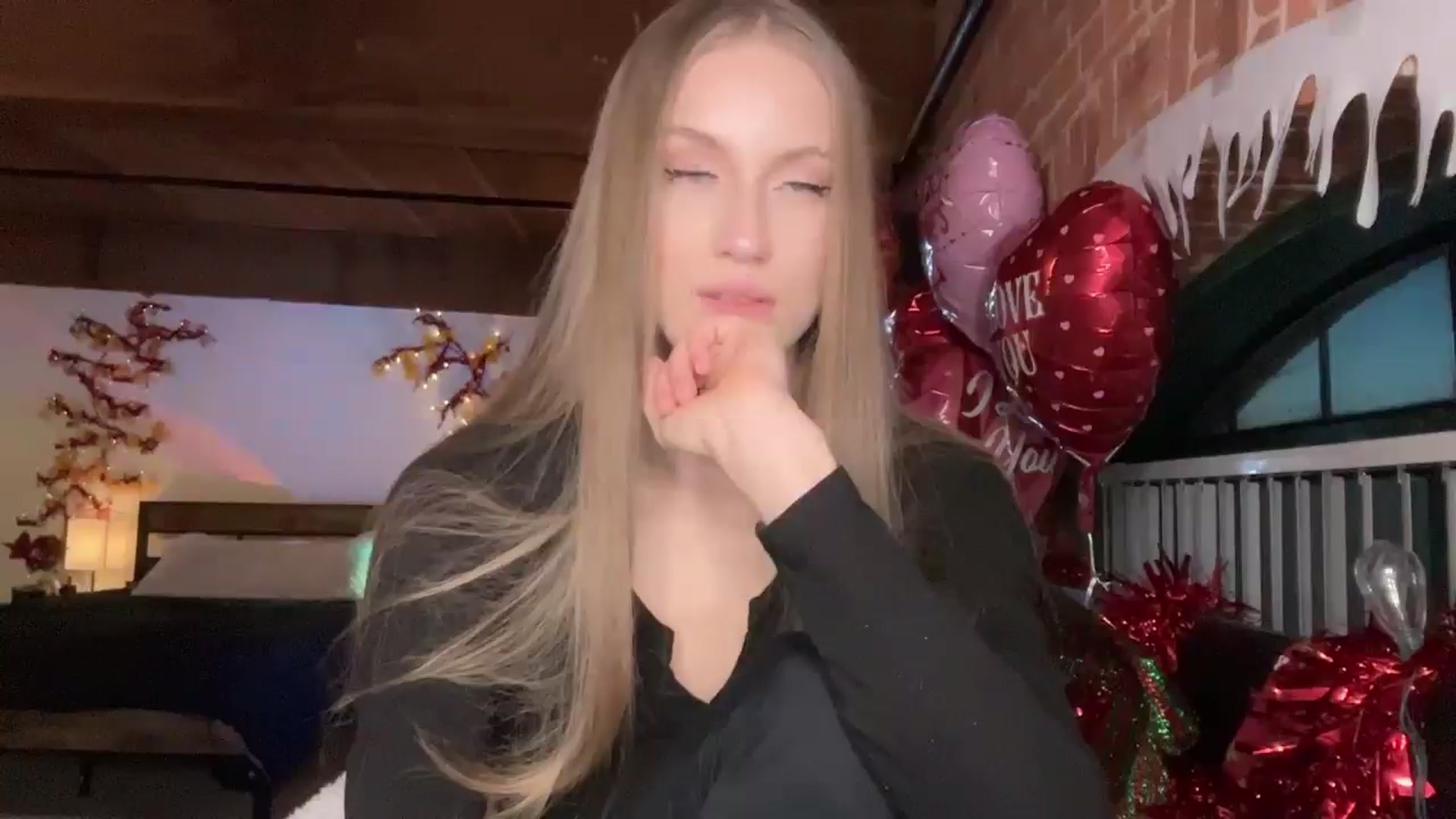 Gallery image thumbnail from Luna_Moore1's myfreecams stream on, 02/22/2025, 23:07 image 18 of 20